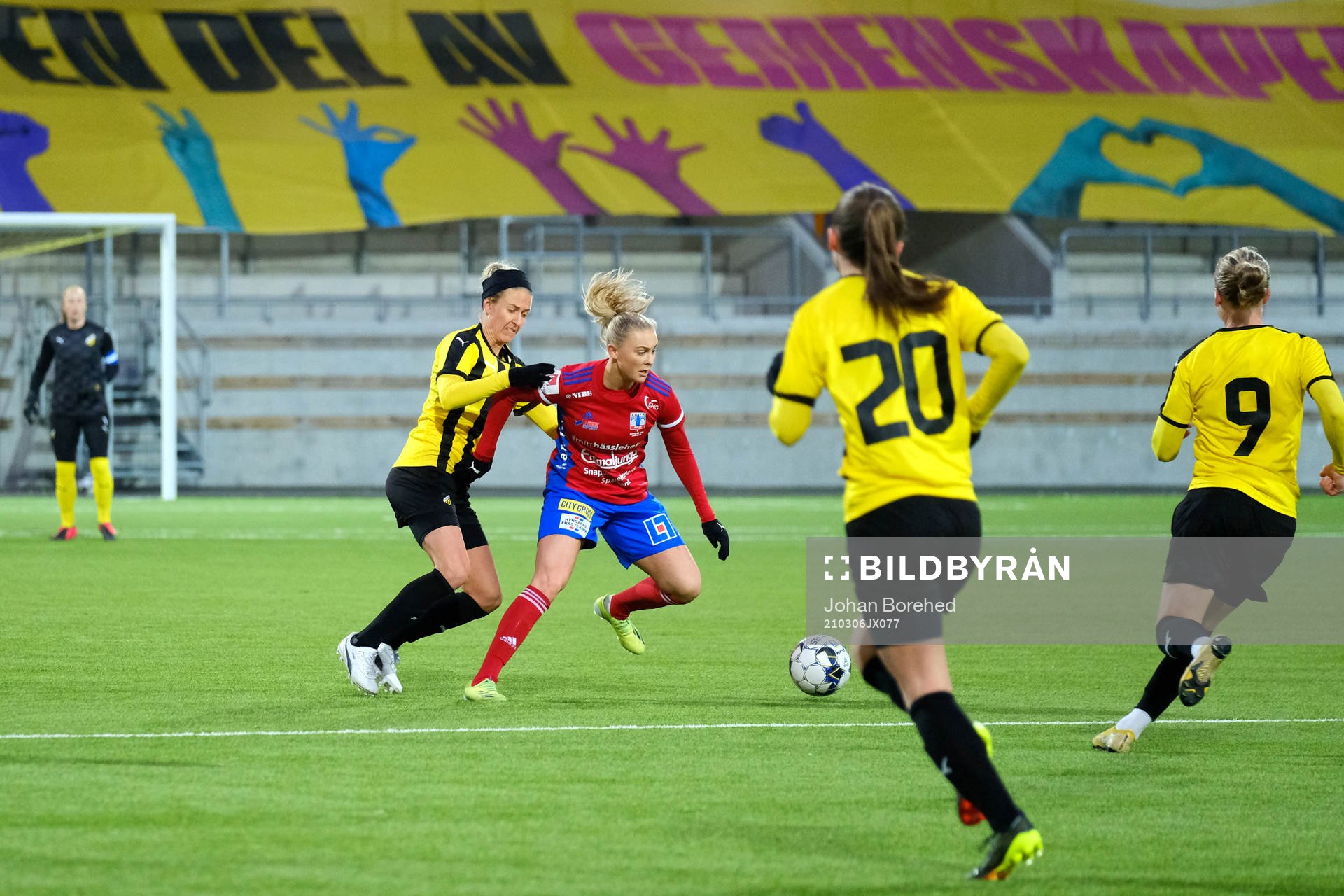 Häckens Emma Kullberg i duell med Vittsjös Beatrice Persson under träningsmatchen i fotboll mellan Häcken och Vittsjö den 6 mars 2021 i Göteborg. 