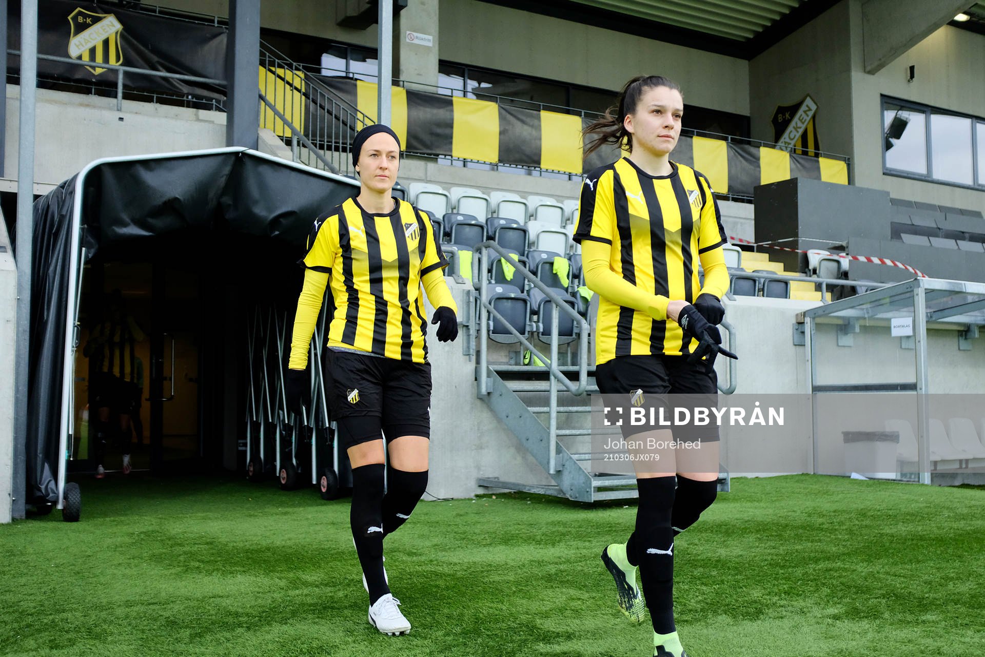 Häckens Emma Kullberg och Anna Julia Csiki