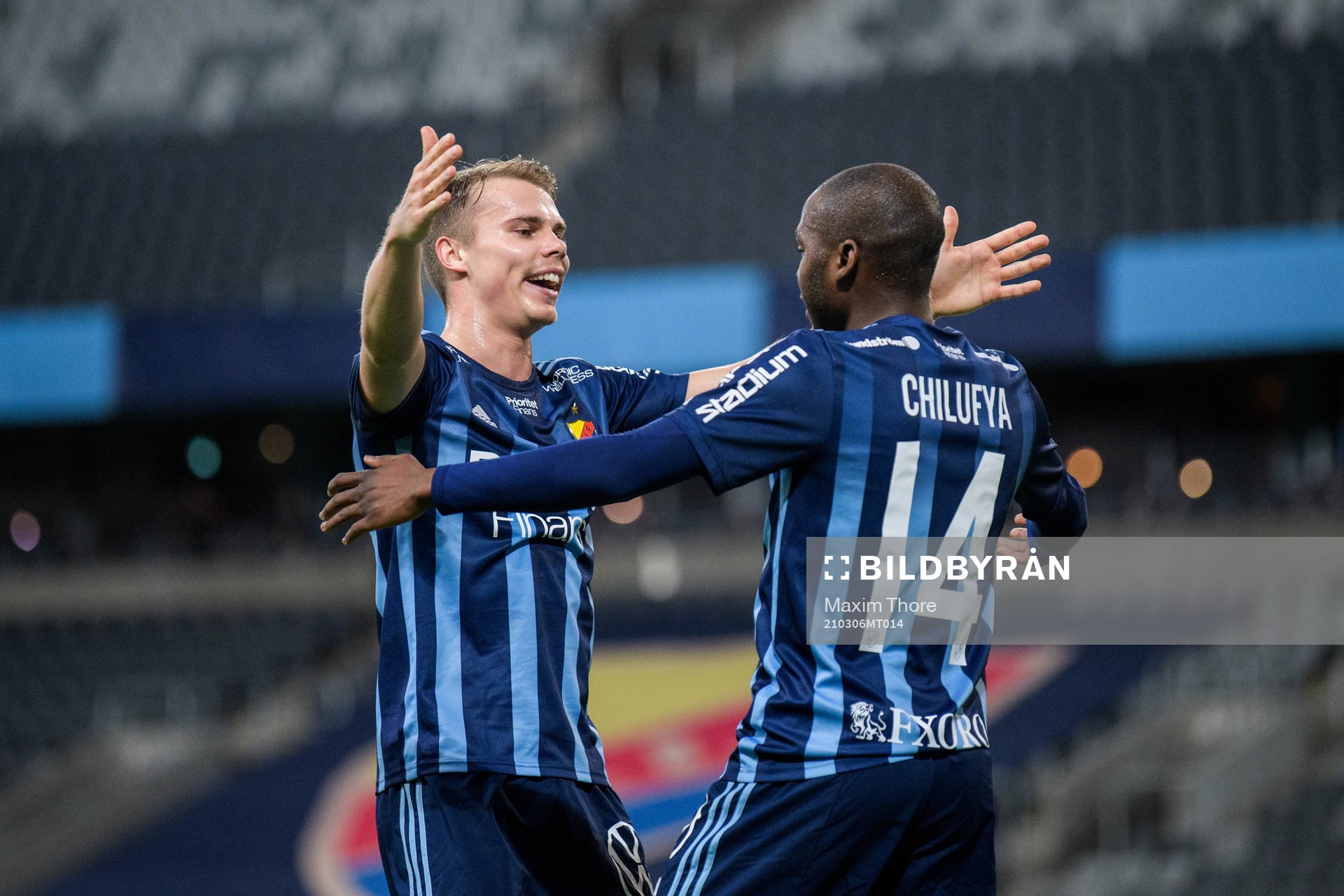 Djurgårdens Elias Andersson och Edward Chilufya jublar