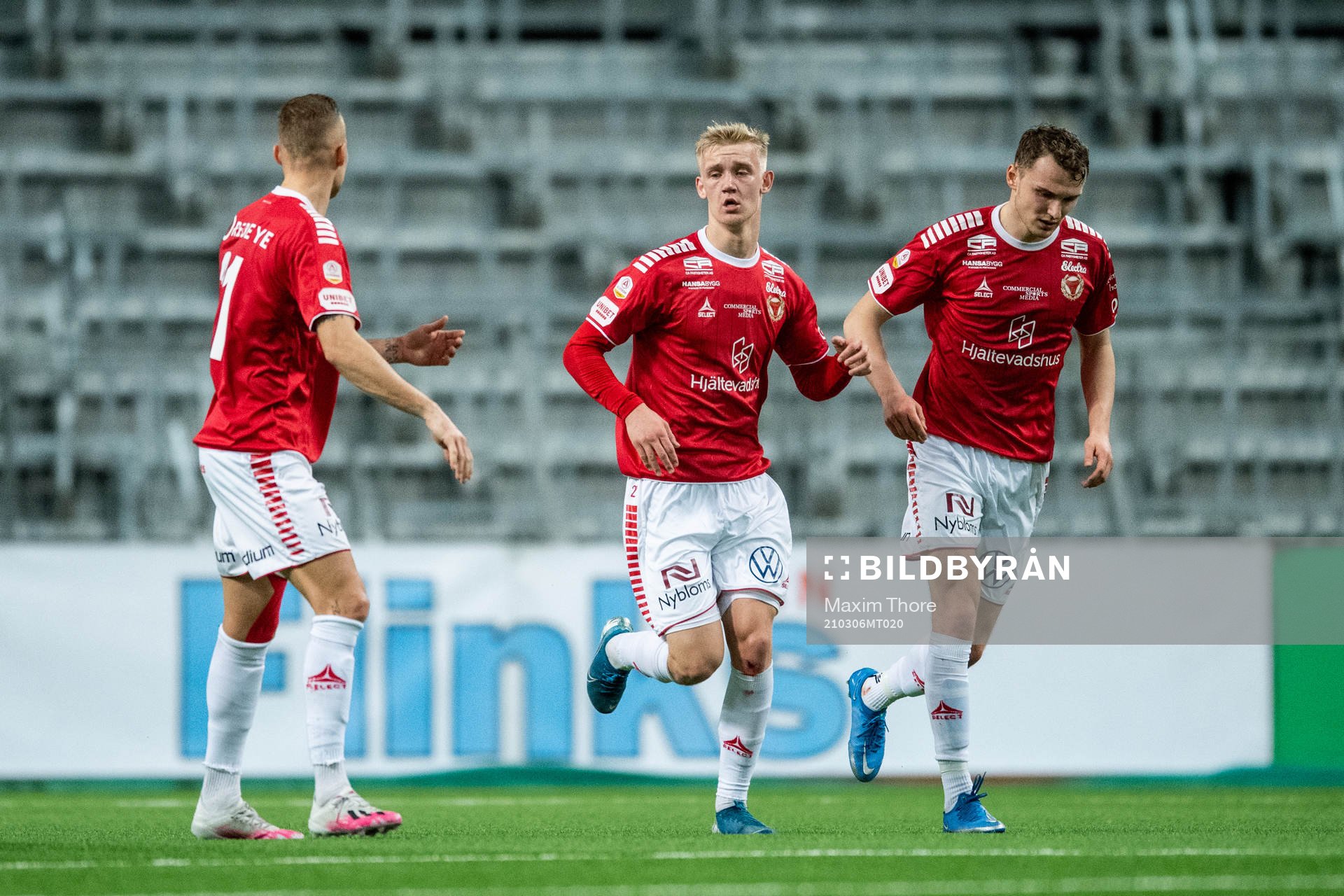 Kalmars Carl Gustafsson jublar med lagkamrater