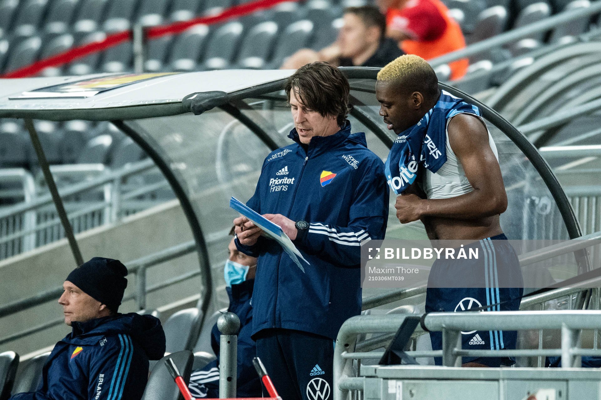 Djurgårdens Joel Asoro får instruktioner av tränare