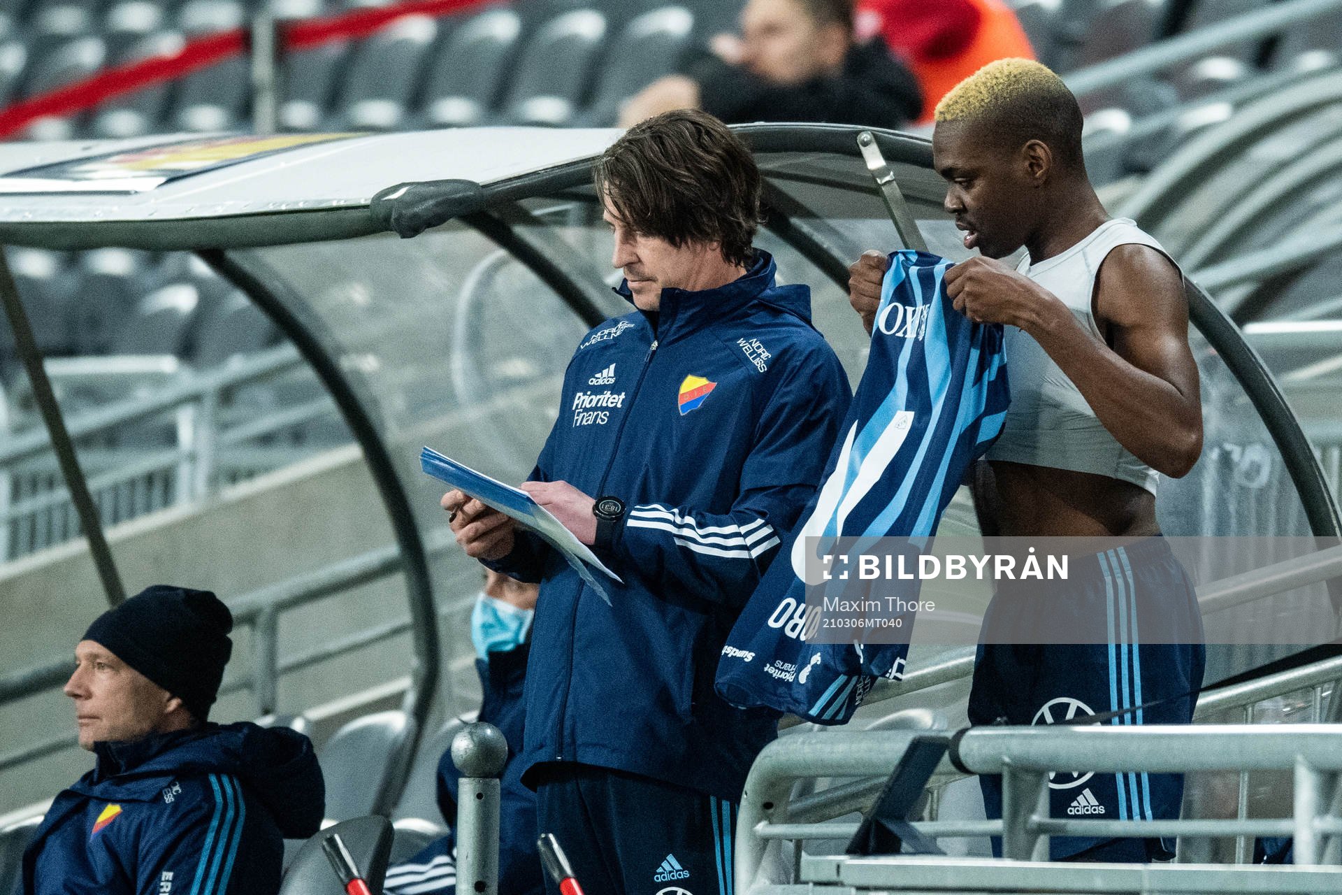 Djurgårdens Joel Asoro får instruktioner av tränare