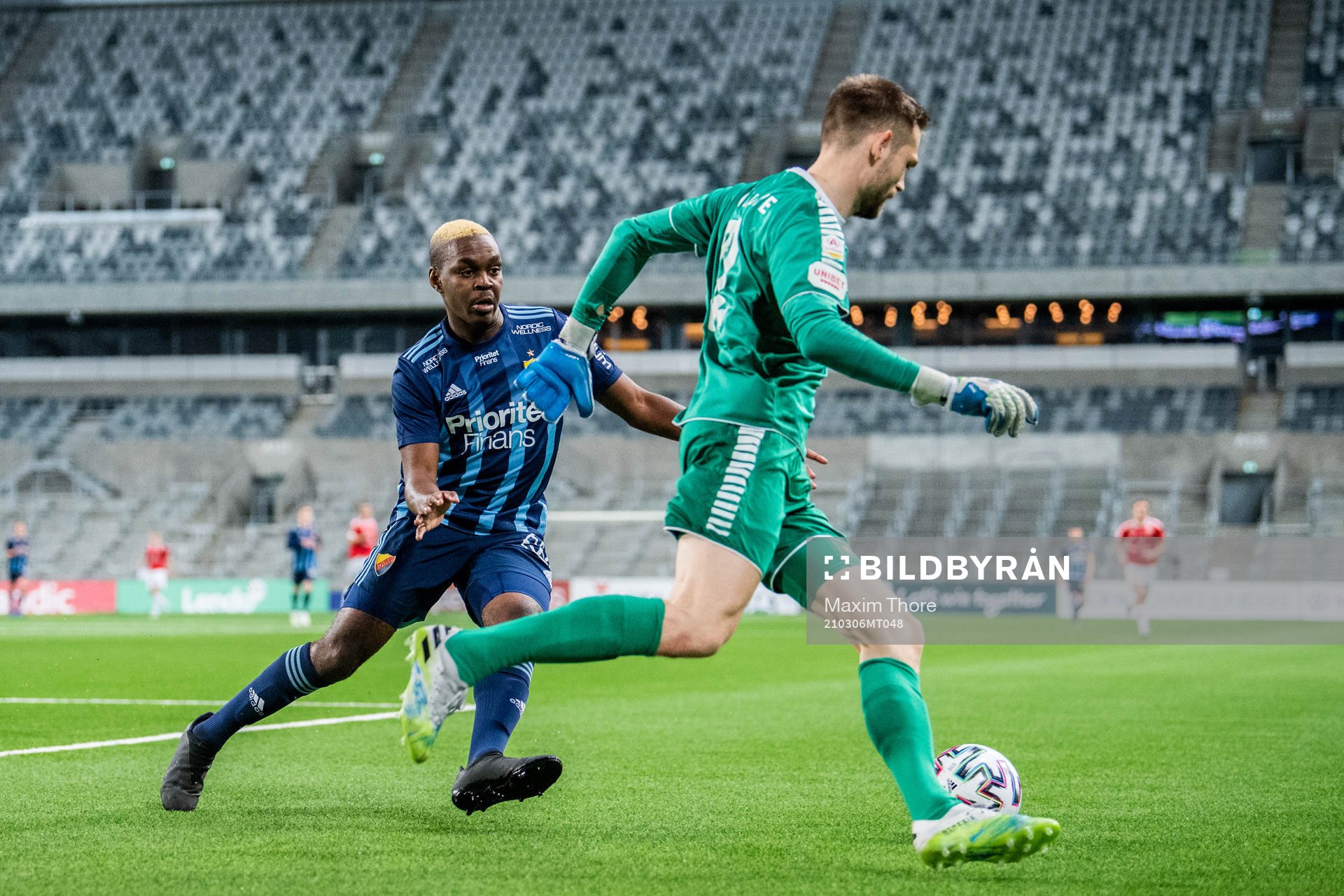 Djurgårdens Joel Asoro och Kalmars målvakt Lucas Hägg