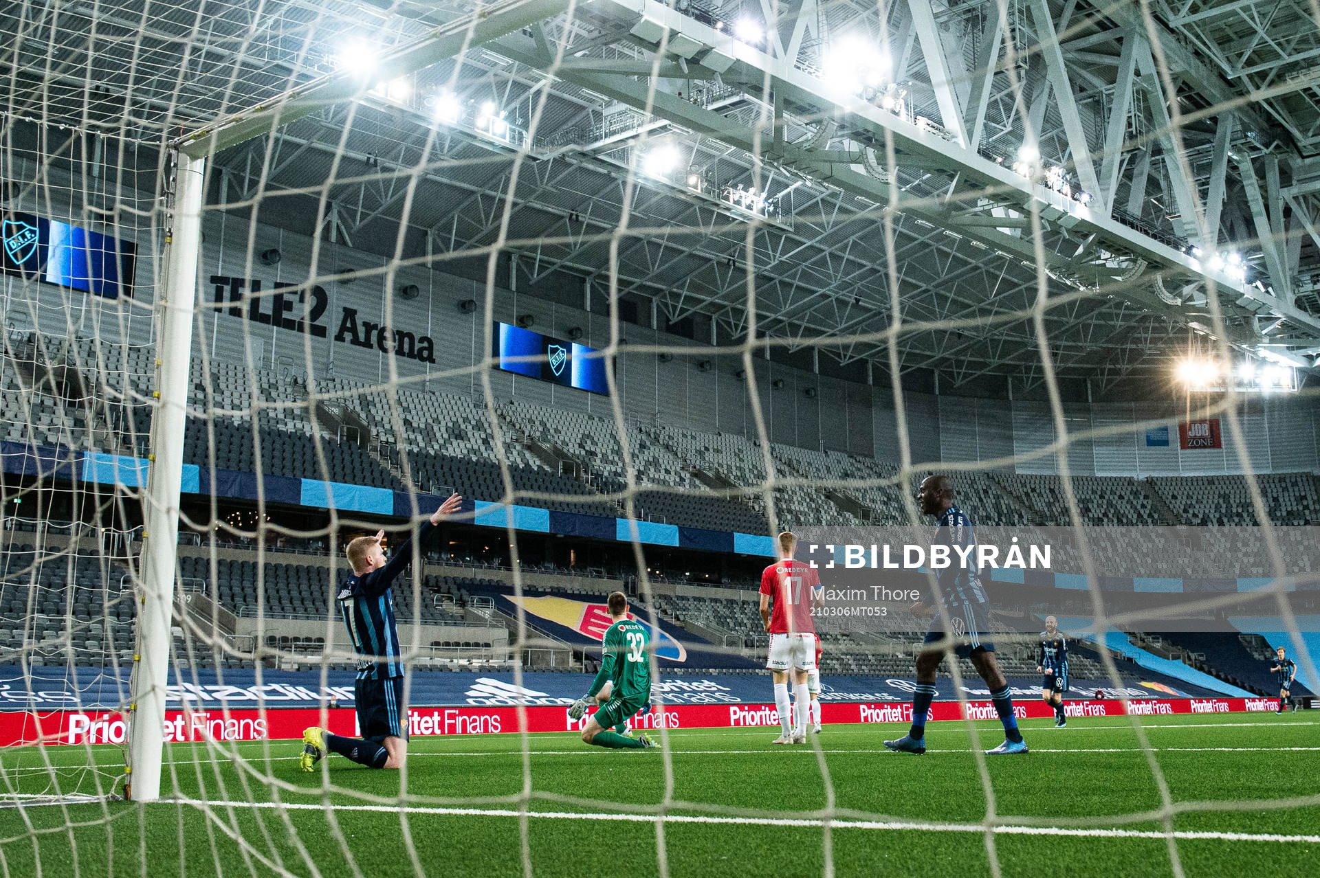 Djurgårdens Kalle Holmberg jublar med Edward Chilufya
