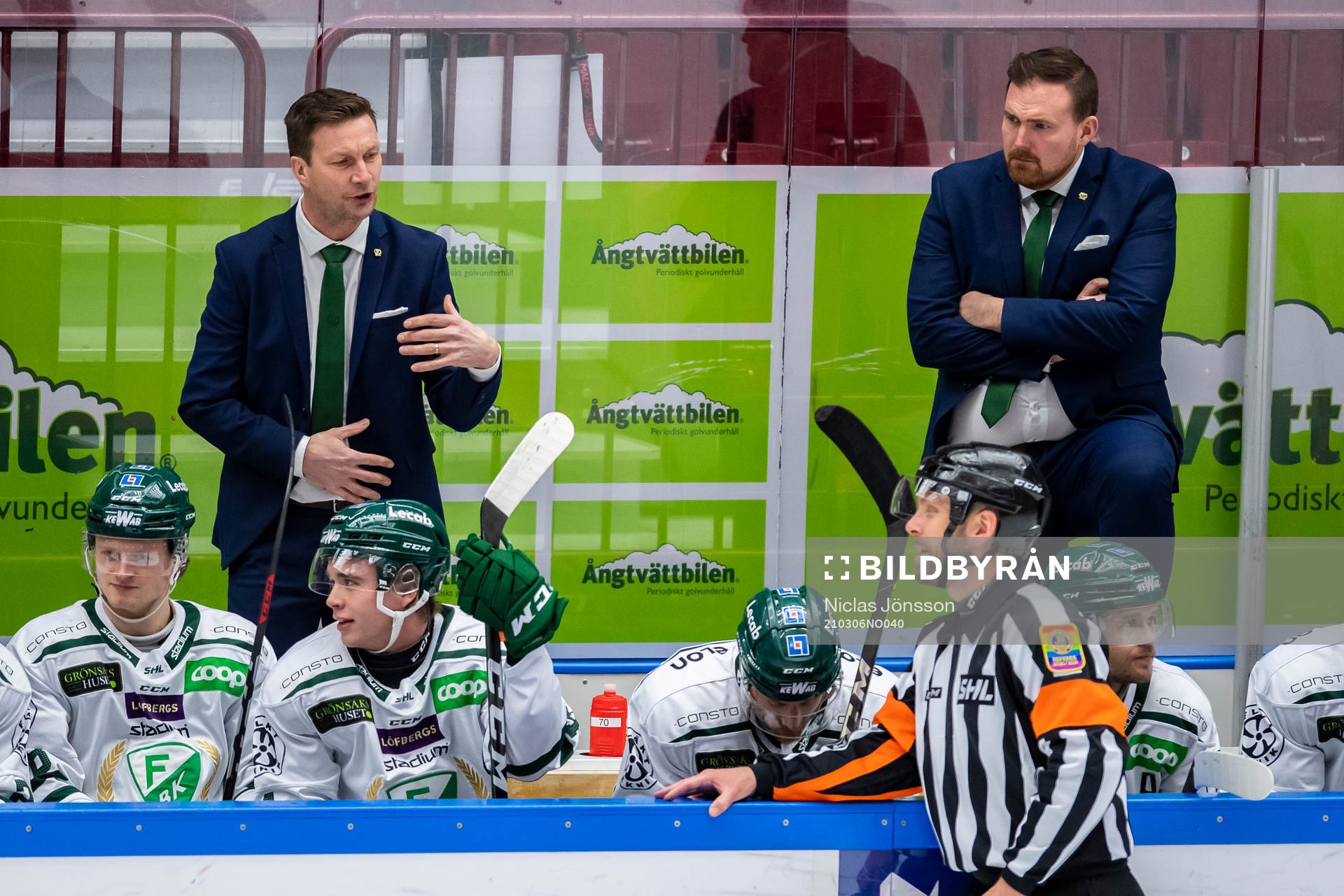 Färjestads tränare Johan Pennerborn i diskussion med