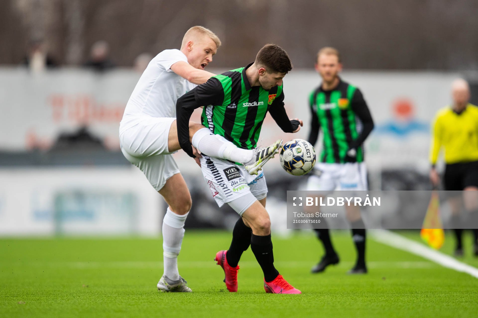 Västerås Simon Johansson och GAIS Adnan Maric
