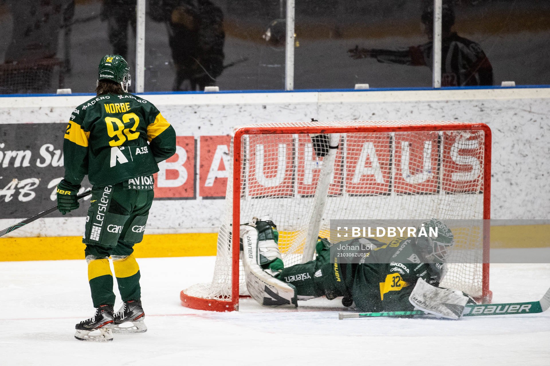 Björklövens Daniel Norbe och målvakt Isak Mantler