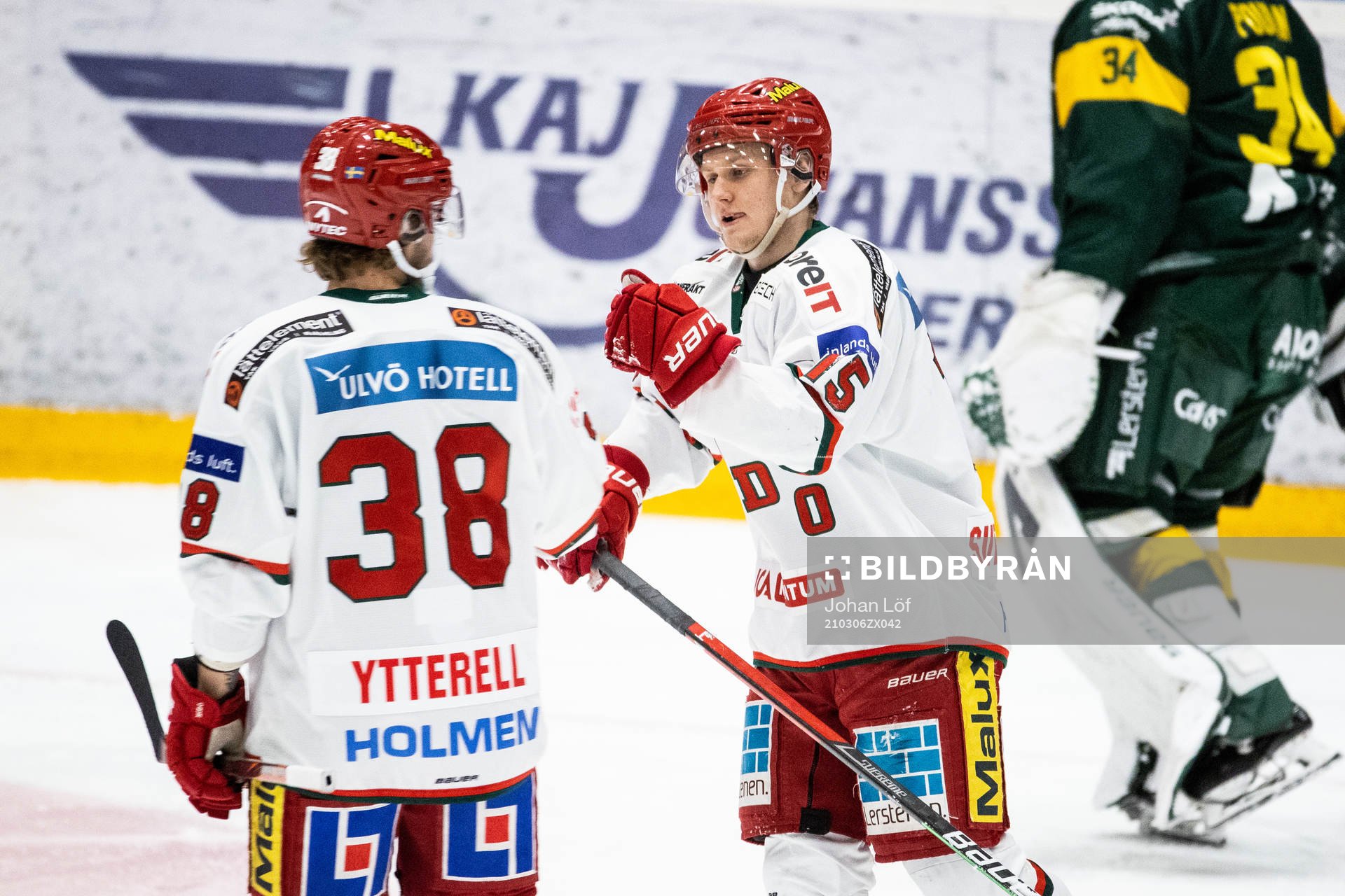Modos Filip Sveningsson (h) jublar