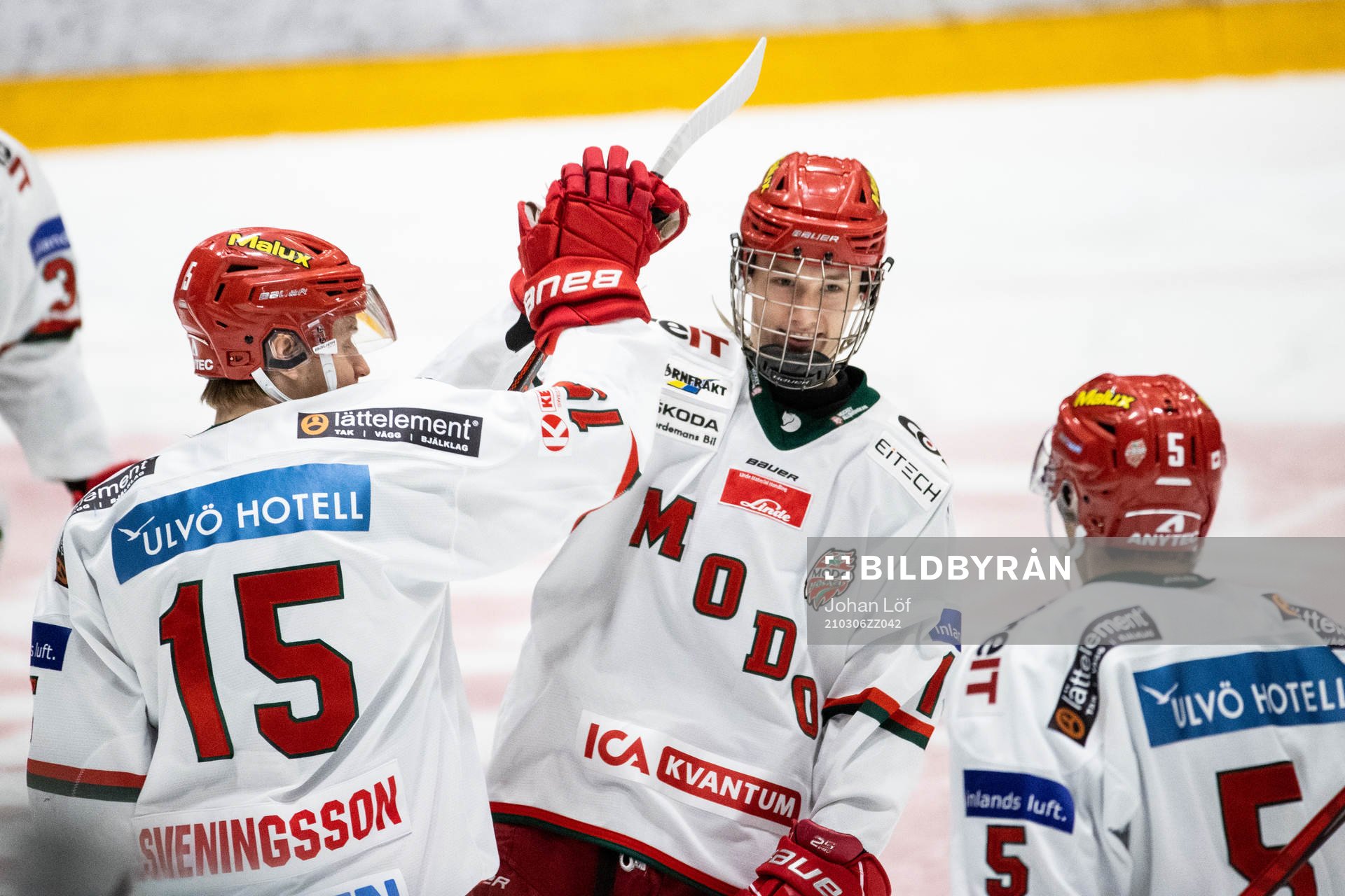 Modos Filip Sveningsson (v) jublar med William Strömgren