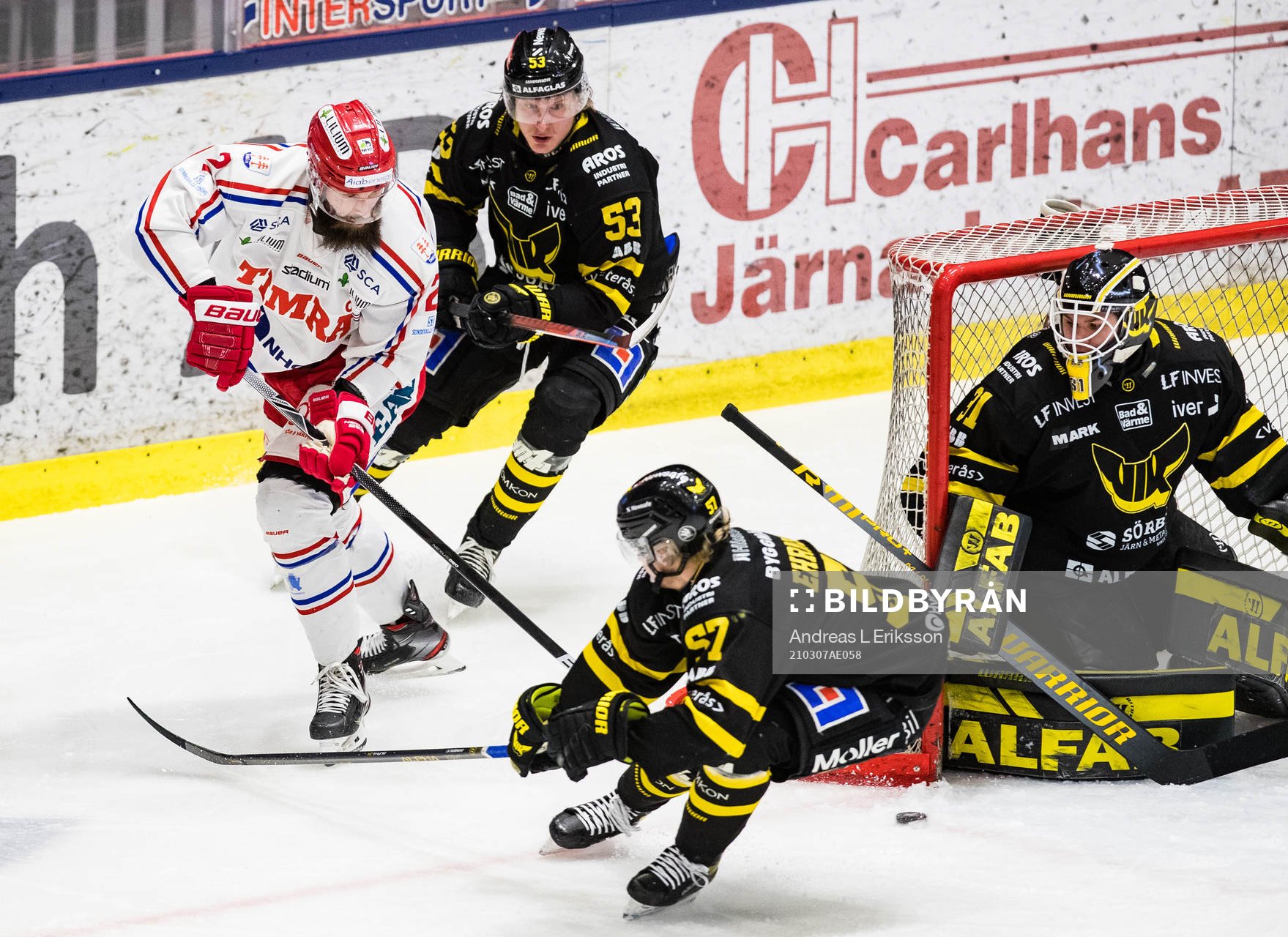 Timrås Per Svensson uppvaktas av Västerås Anthon