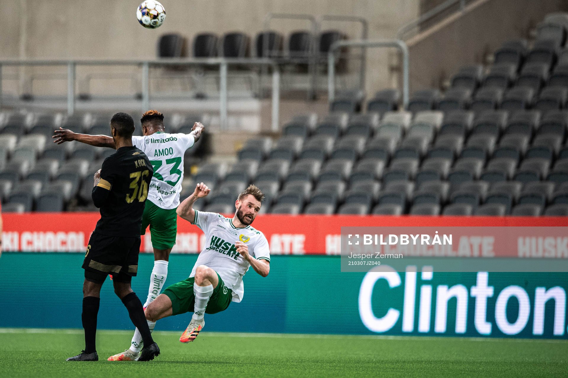 AIK:s Henok Goitom i duell med Hammarbys Akinkunmi Amoo och Richard Magyar under fotbollsmatchen i Svenska Cupen mellan Hammarby och AIK den 7 mars 2021 i Stockholm.
