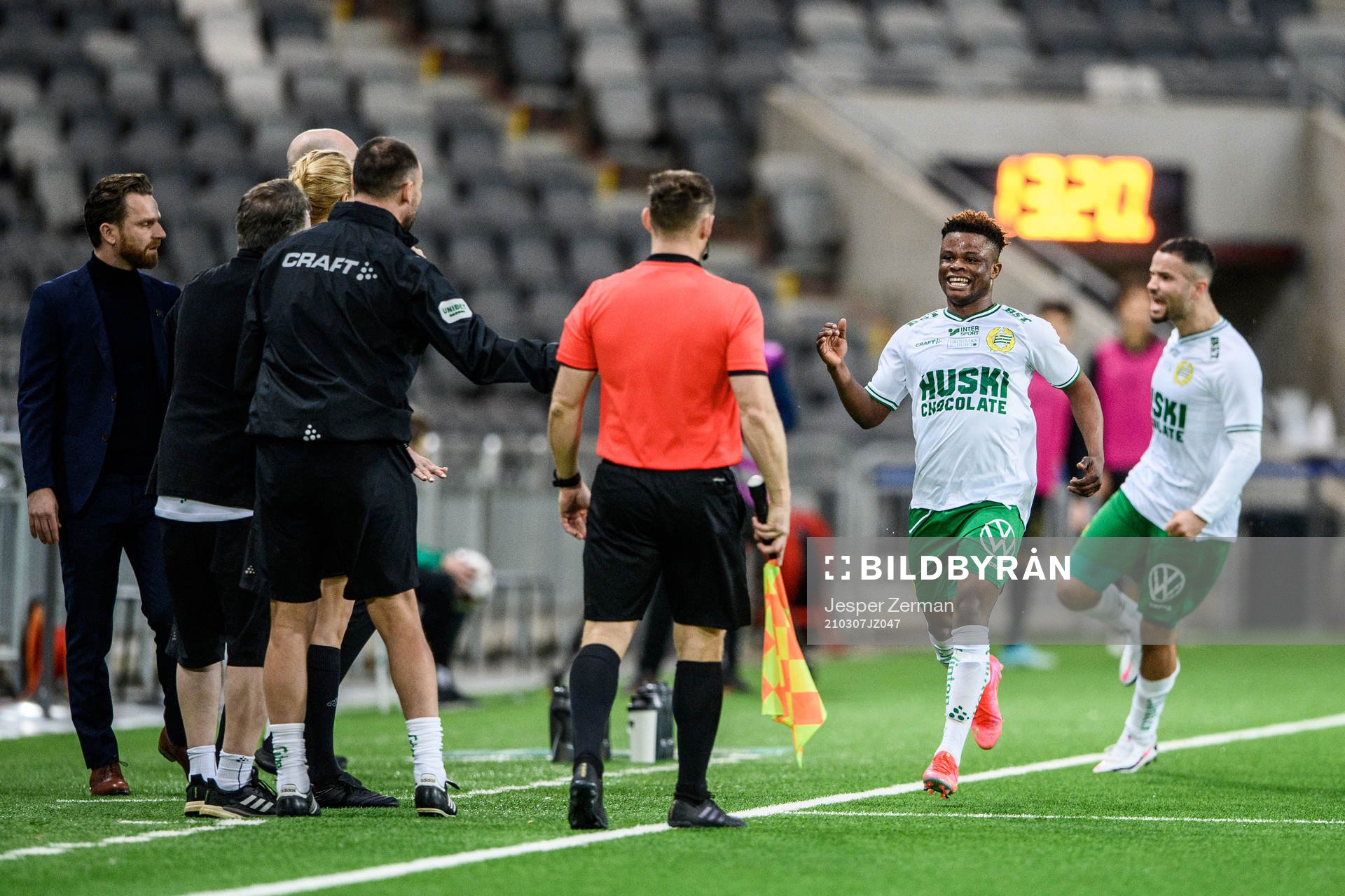 Hammarbys Akinkunmi Amoo jublar tillsammans med assisterande tränare Joachim Björklund efter 1-0 under fotbollsmatchen i Svenska Cupen mellan Hammarby och AIK den 7 mars 2021 i Stockholm.