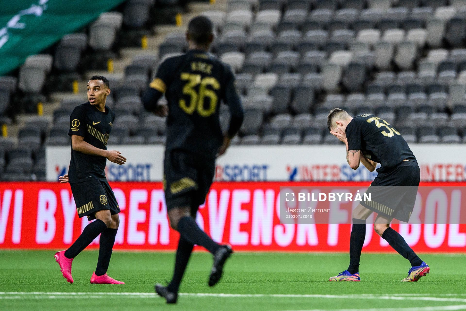 s Mikael Lustig tar sig för ansiktet