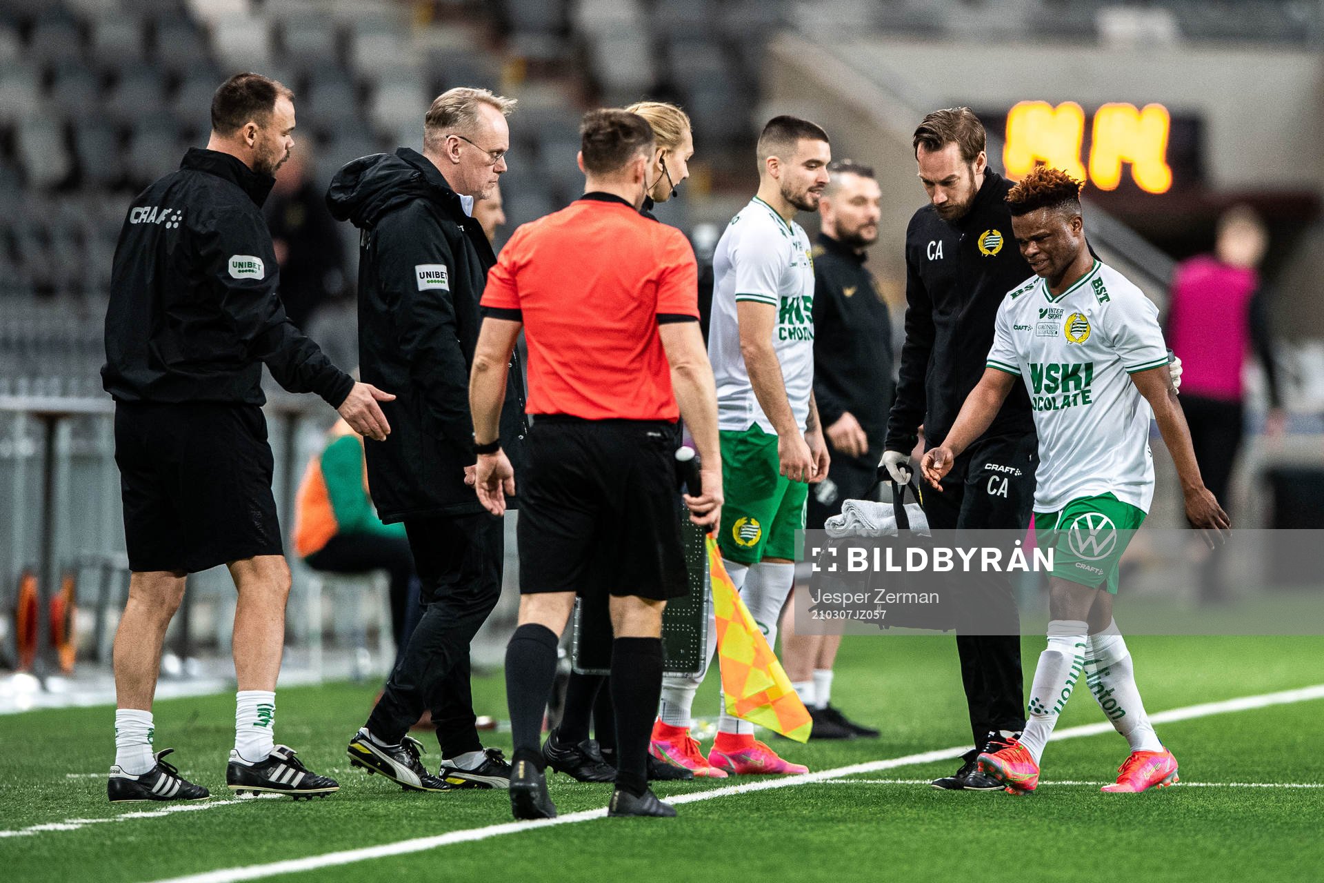 Hammarbys Akinkunmi Amoo lämnar planunder fotbollsmatchen
