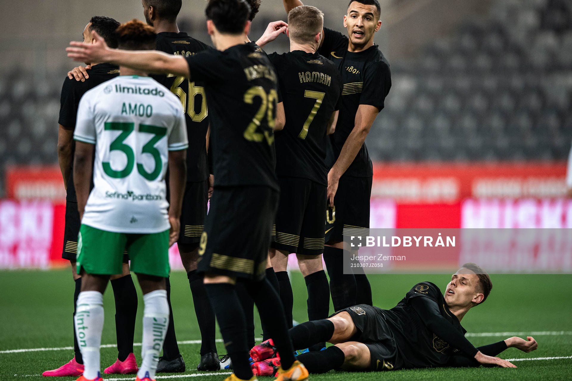 s Bojan Radulovic  ligger ner i muren