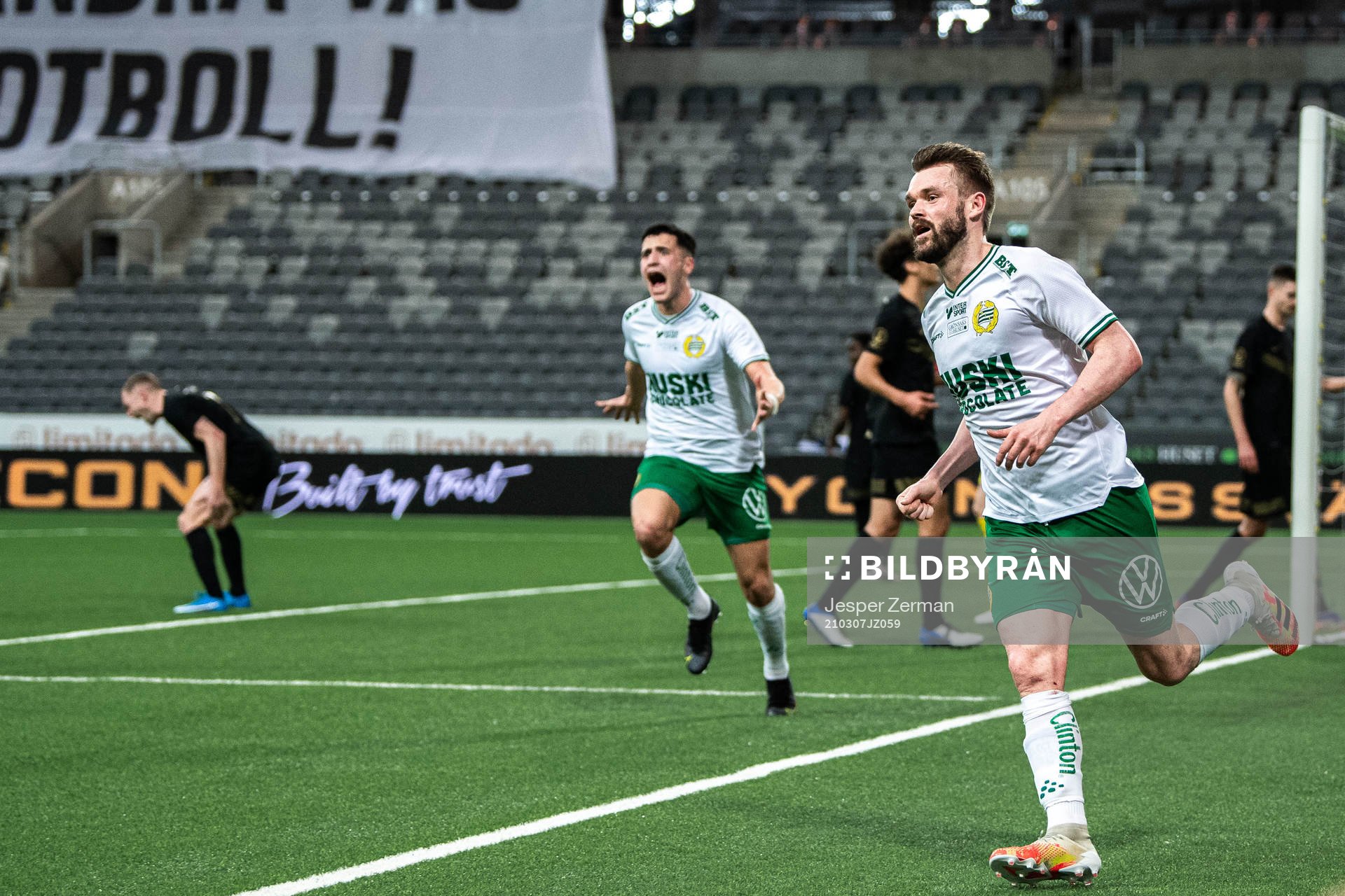 Hammarbys Astrit Selmani och Richard Magyar jublar