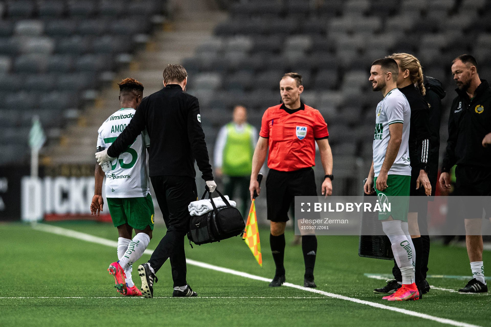 Hammarbys Akinkunmi Amoo lämnar planunder fotbollsmatchen