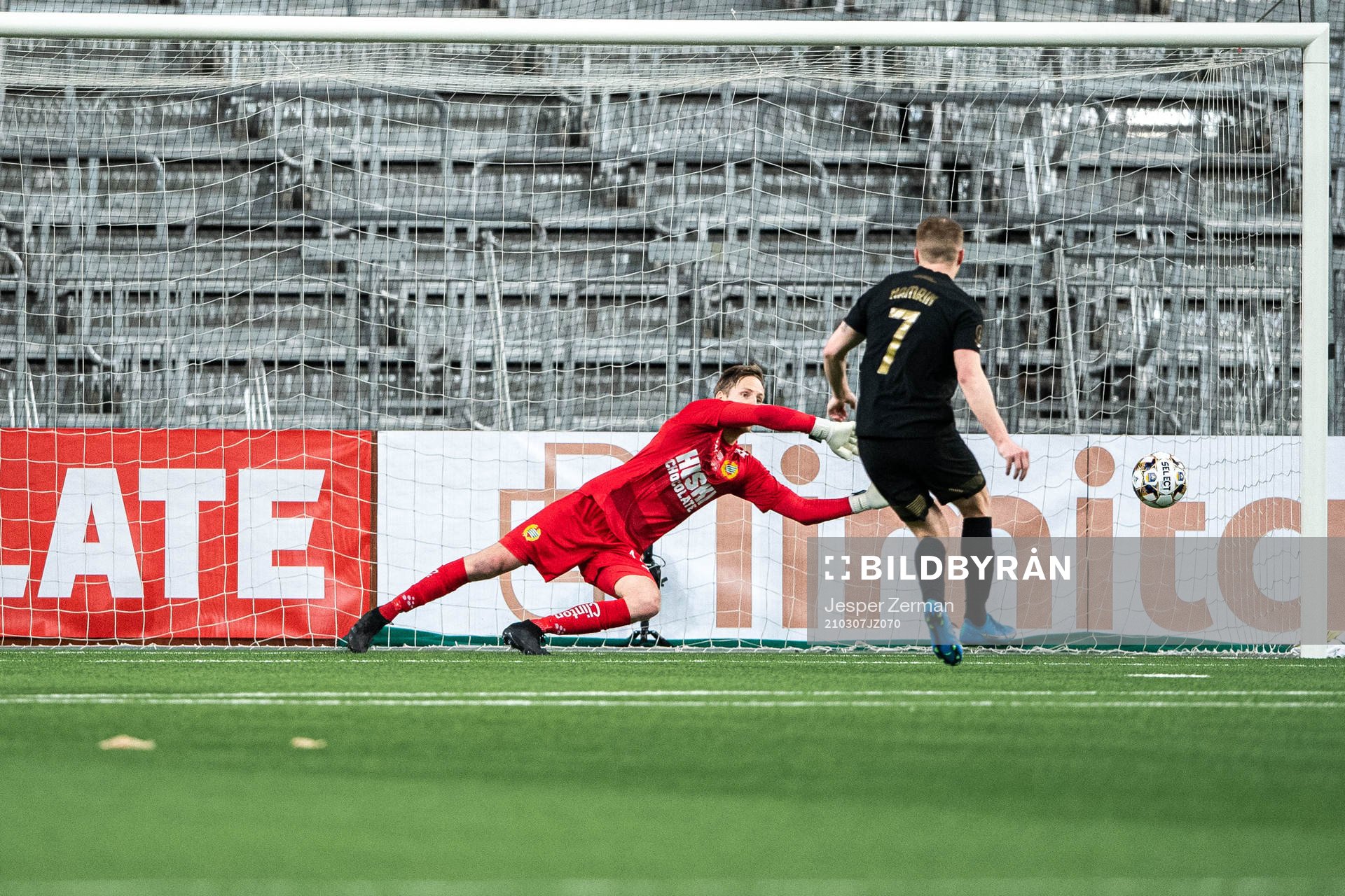 s Sebastian Larsson gör 2-2 bakom Hammarbys målvakt David