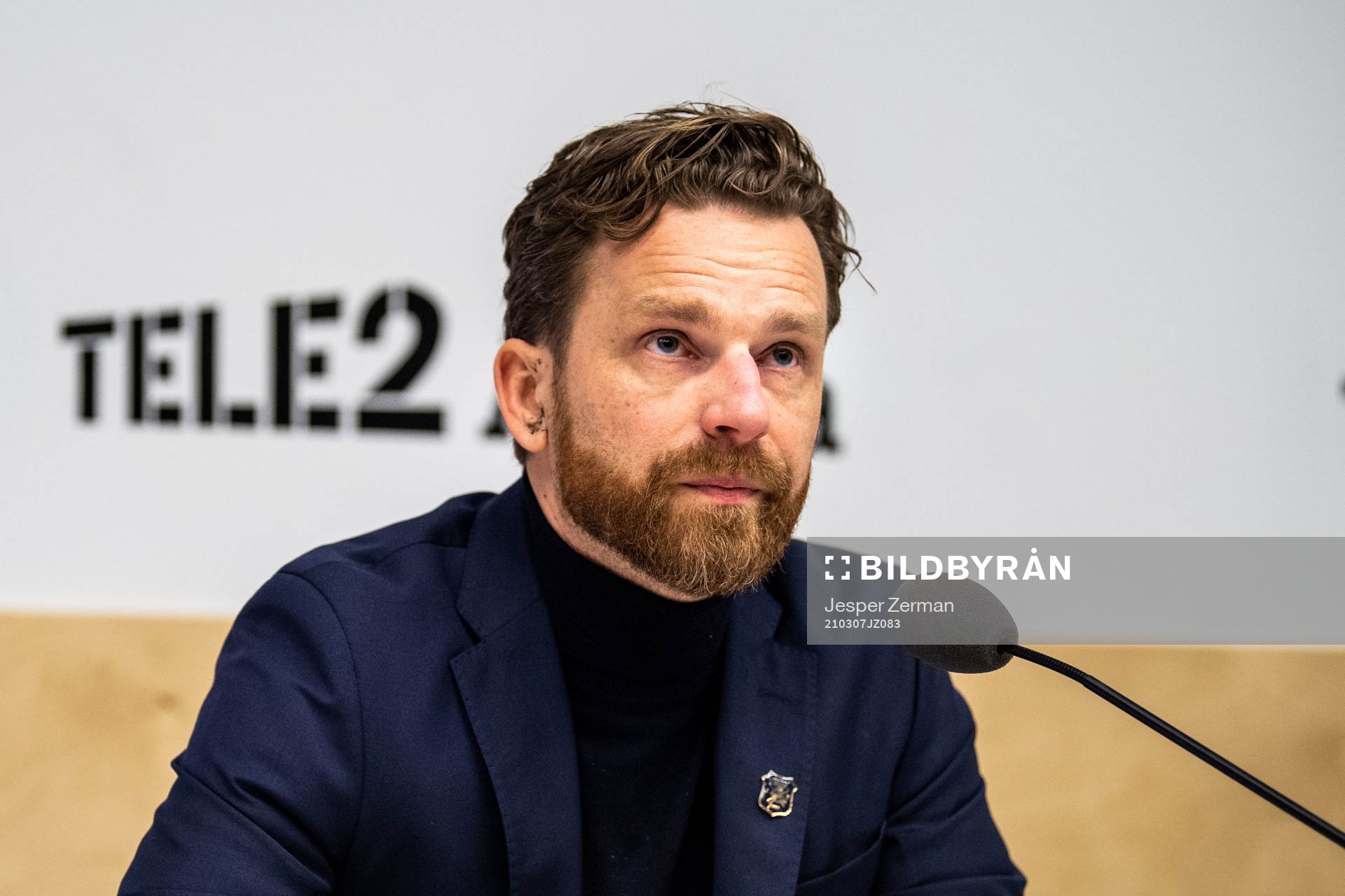 s tränare Bartosz Grzelak vid en presskonferens