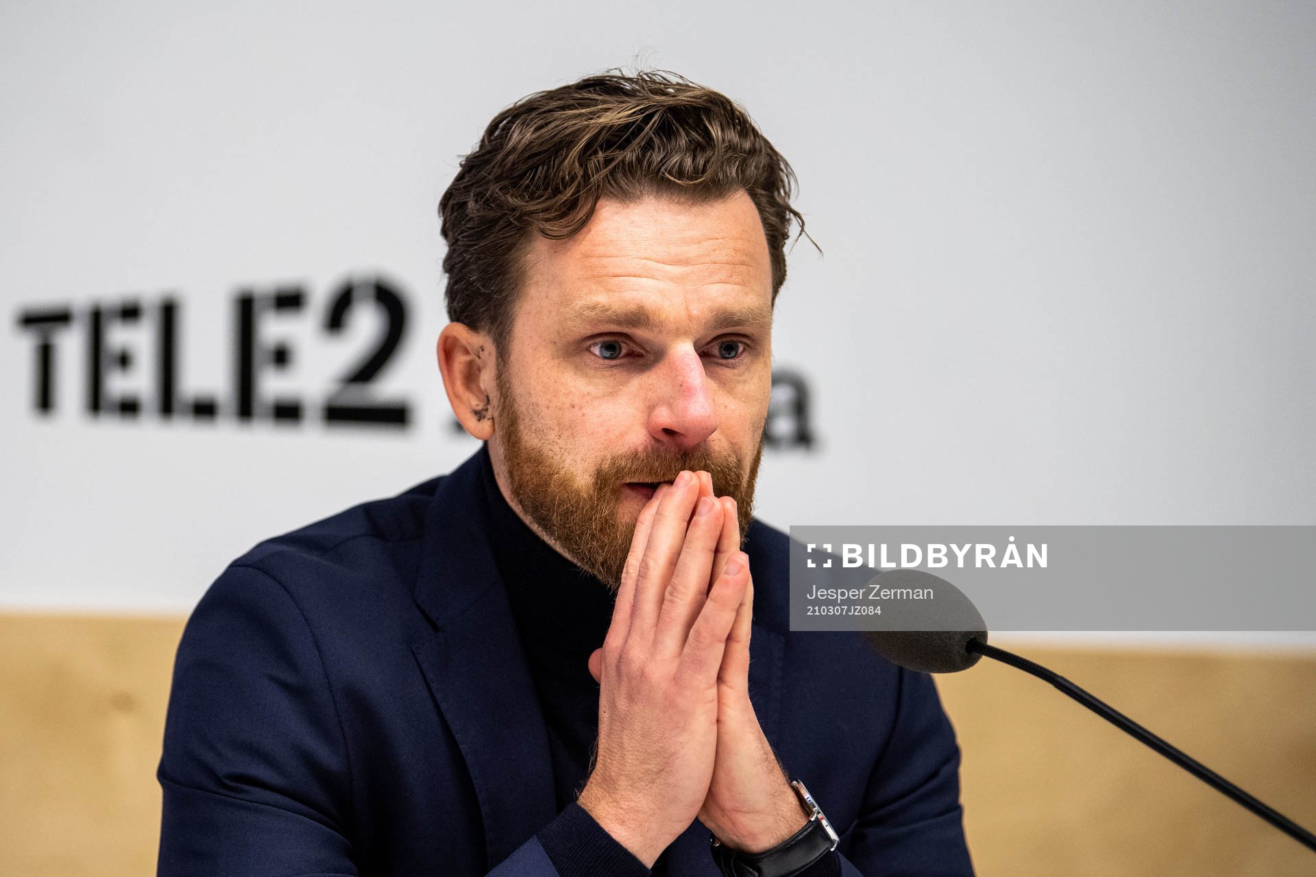 s tränare Bartosz Grzelak vid en presskonferens