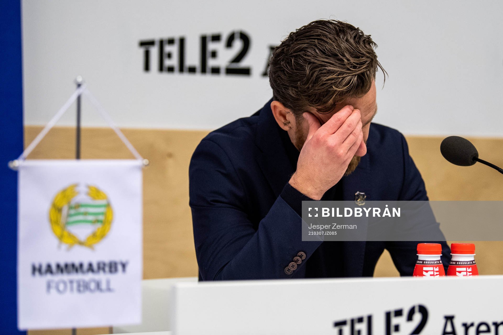 s tränare Bartosz Grzelak deppar vid en presskonferens