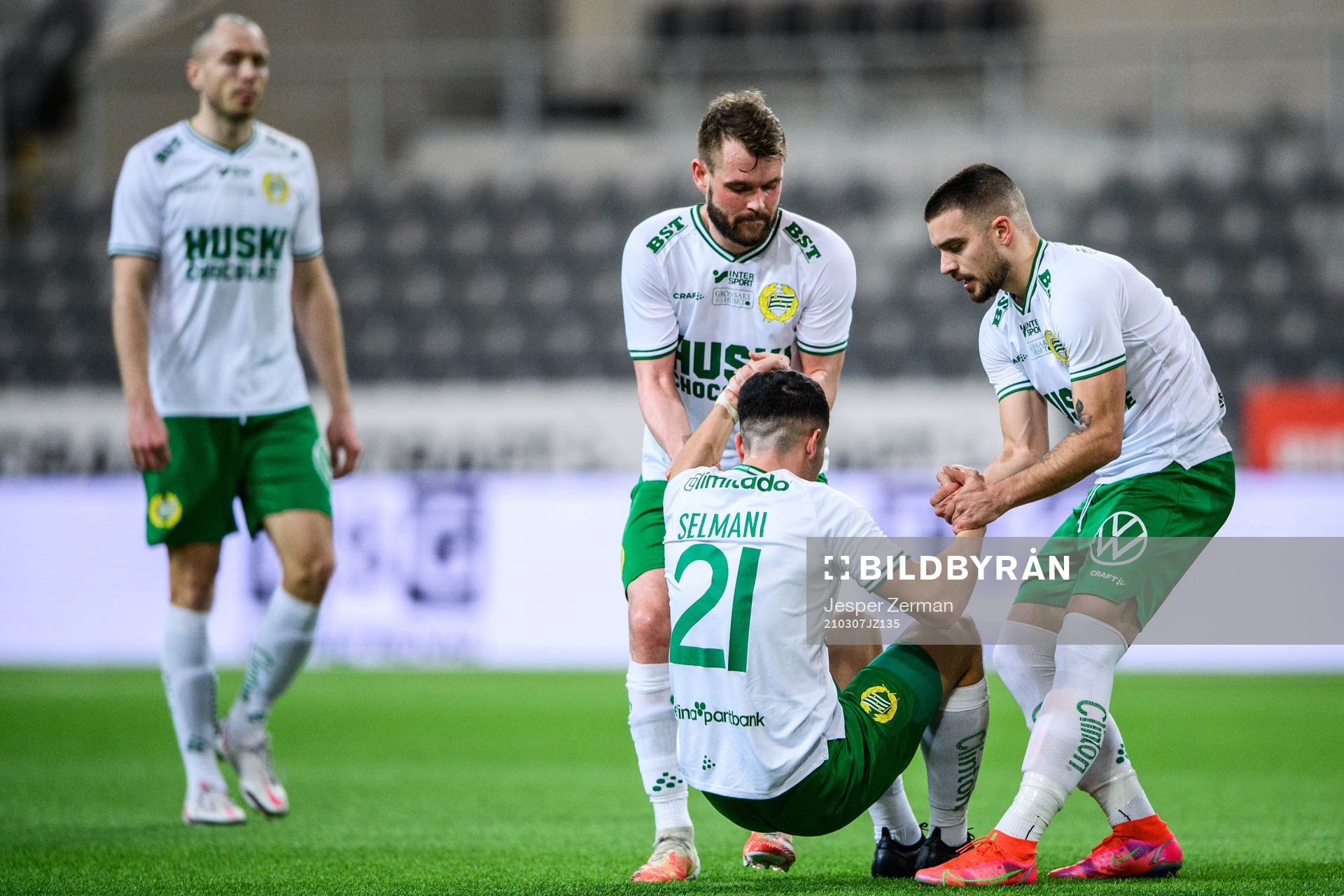 Hammarbys Astrit Selmani får hjälp att resa sig av Simon
