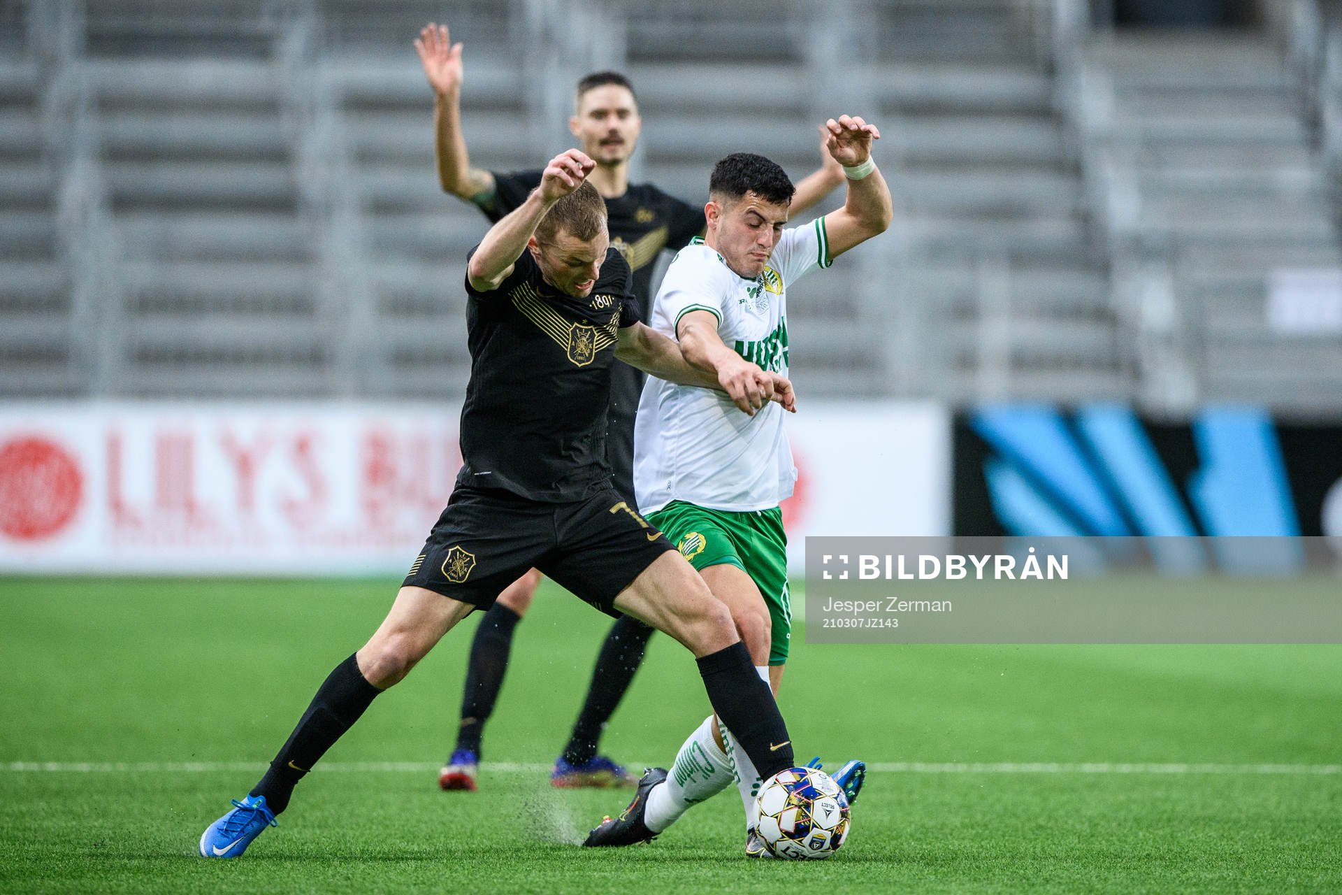 s Sebastian Larsson och Hammarbys Astrit Selmani