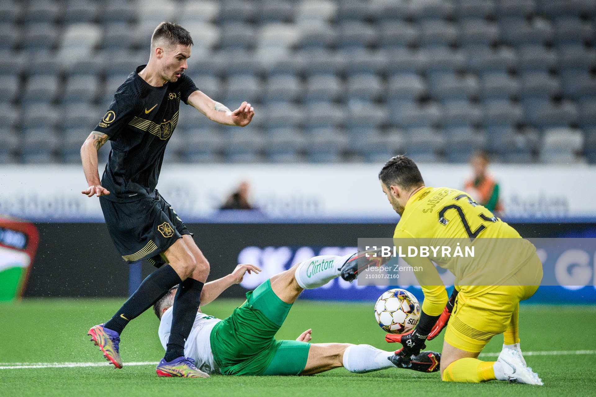 s Mikael Lustig och målvakt Budimir Janošević mot