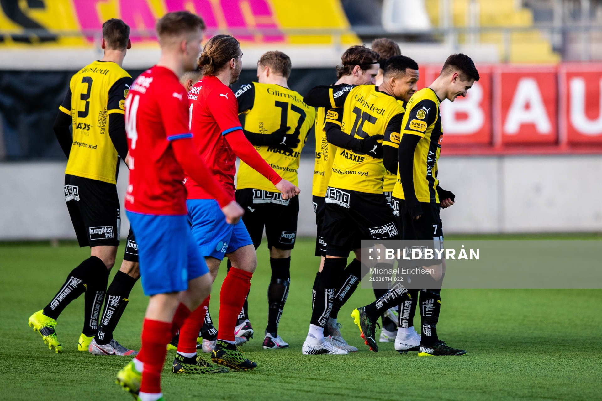 Häckens Erik Friberg jublar med lagkamrater