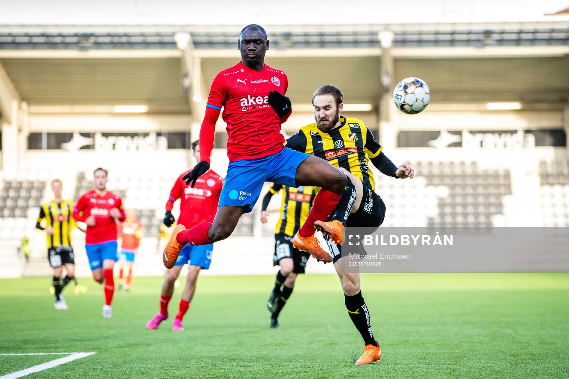 Helsingborgs Ravy Tsouka-Dozi och Häckens Oskar Sverrisson
