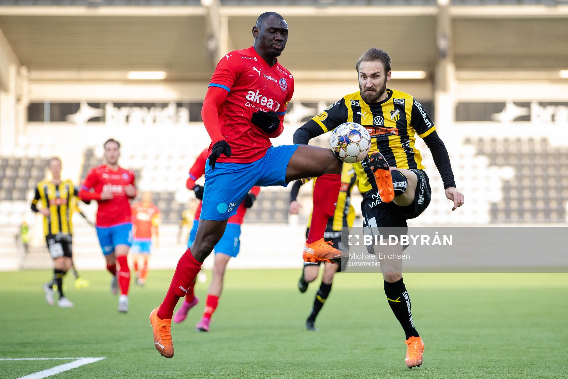 Helsingborgs Ravy Tsouka-Dozi och Häckens Oskar Sverrisson
