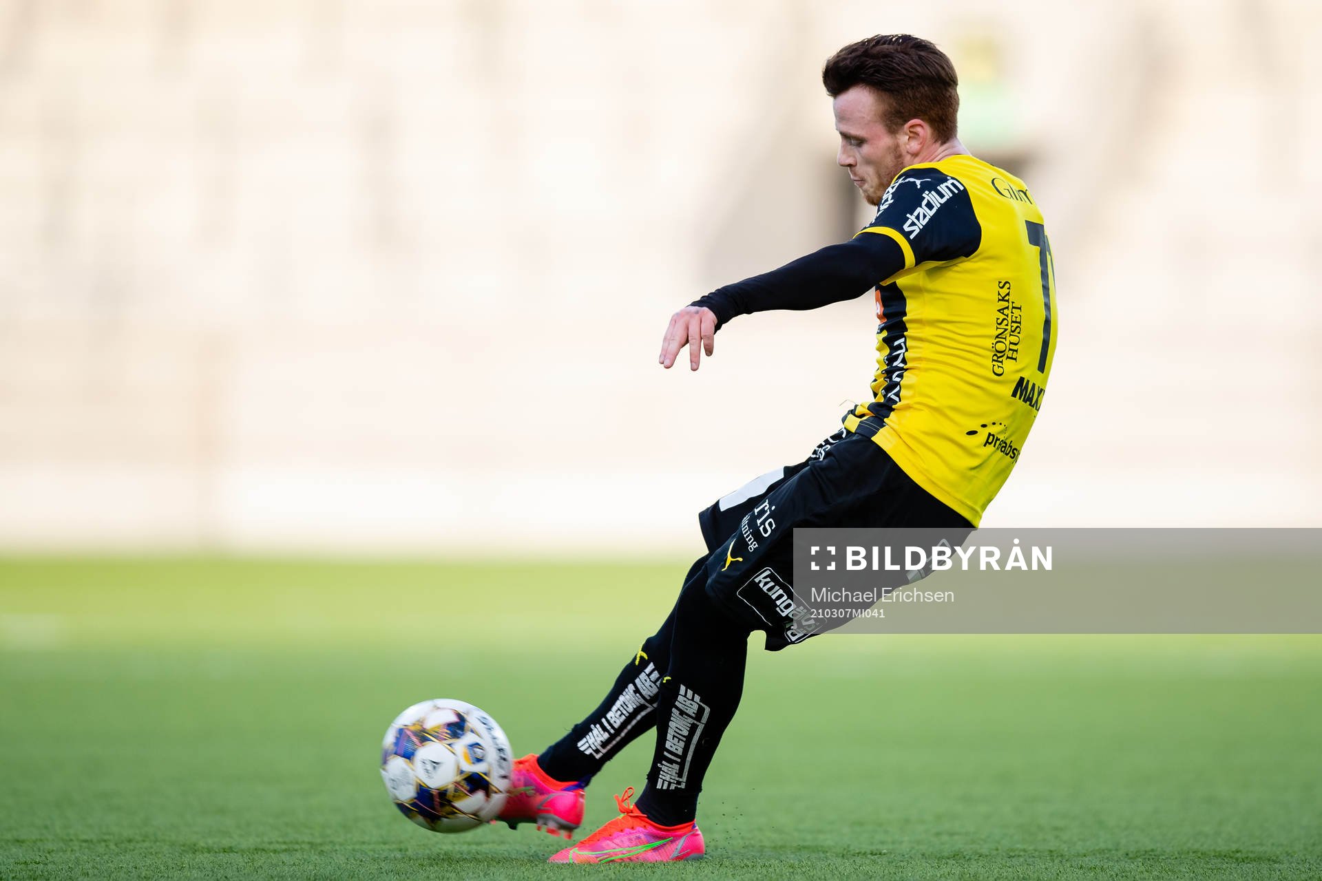 Häckens Tobias Heintz med en frispark