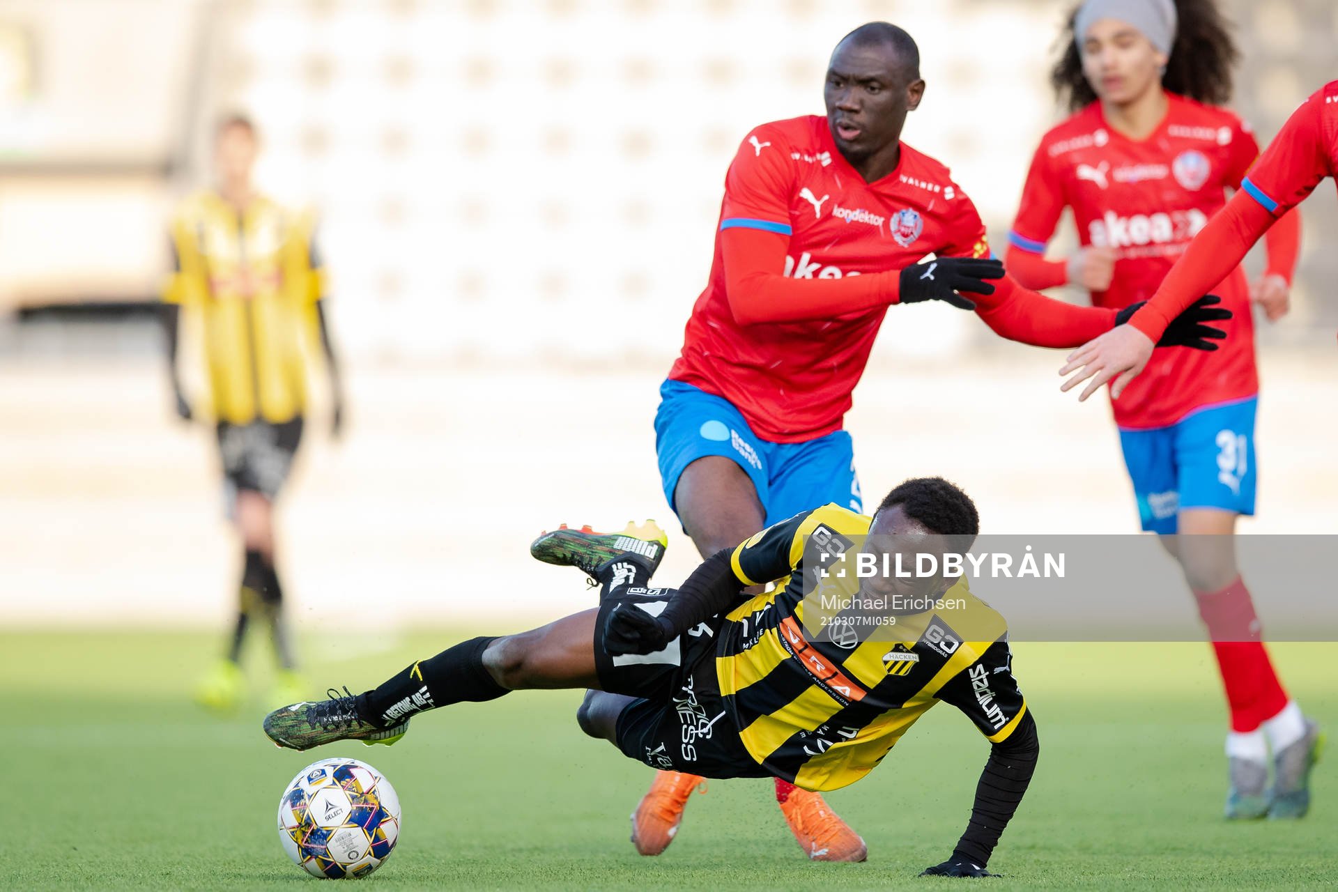 Helsingborgs Ravy Tsouka-Dozi och Häckens Benie Adama
