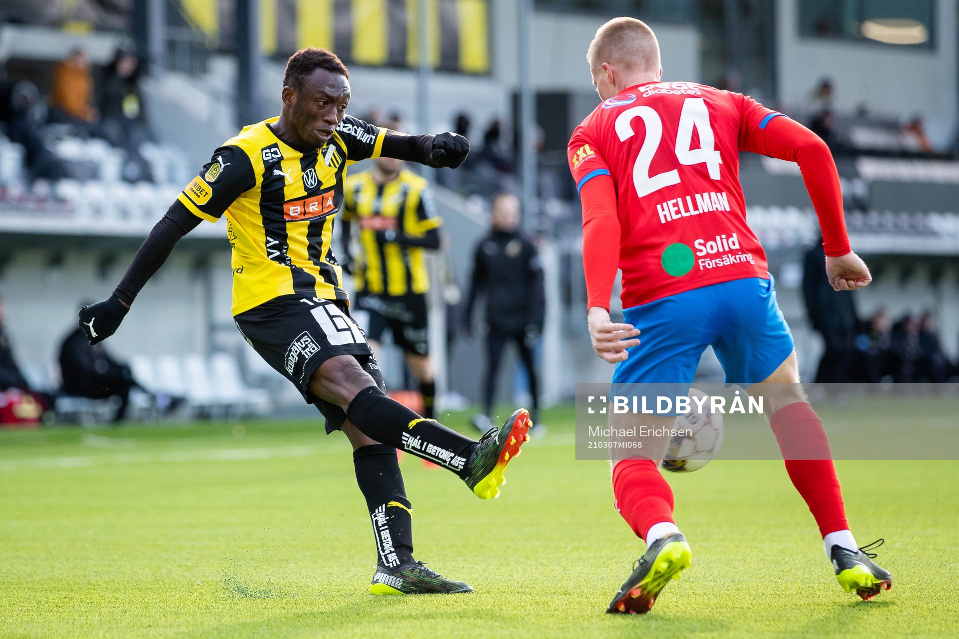 Häckens Benie Adama Traore och Helsingborgs Emil Hellman