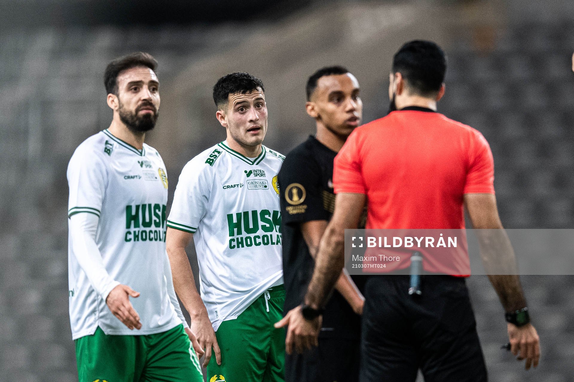 Hammarbys Abdul Khalili och Astrit Selmani reagerar på