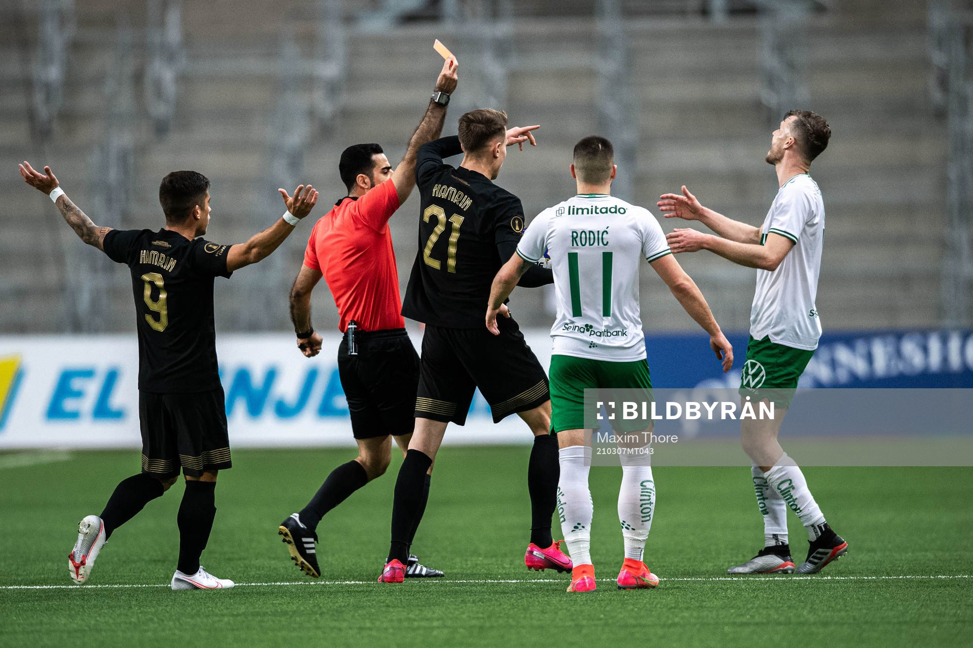 Hammarbys Richard Magyar får rött kort av domare Mohammed