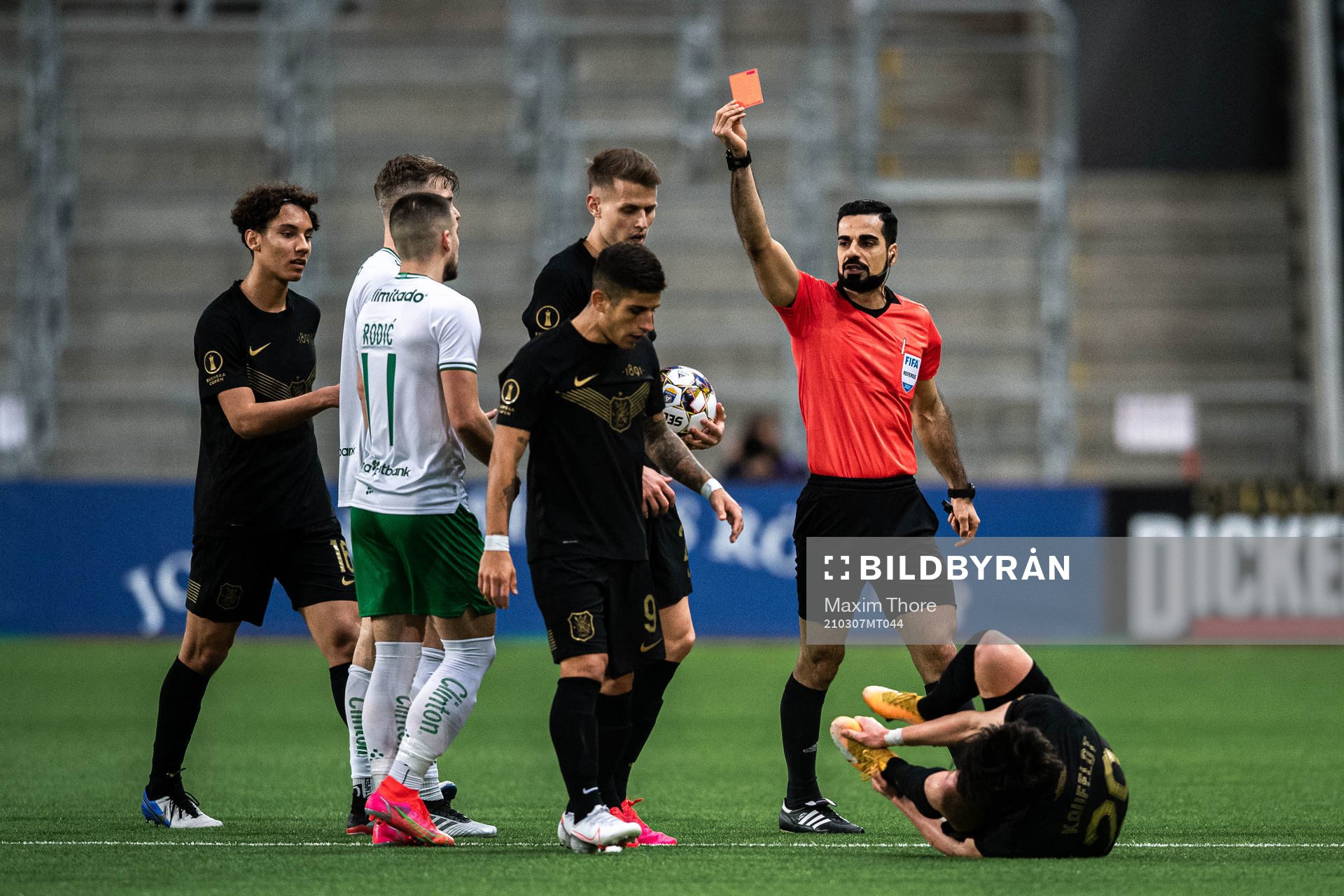 Hammarbys Richard Magyar får rött kort av domare Mohammed