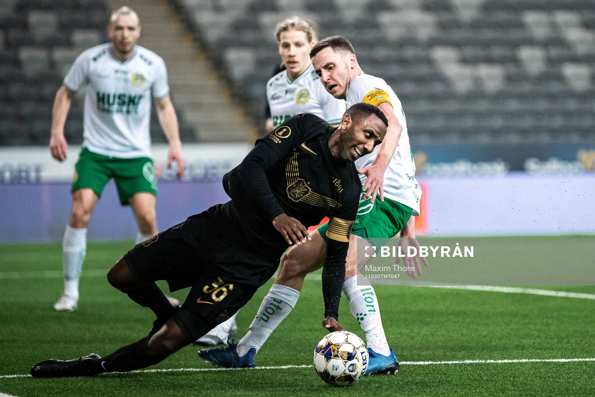 AIK:s Henok Goitom och Hammarbys Jeppe Andersen i duell som leder till straff under fotbollsmatchen i Svenska Cupen mellan Hammarby och AIK den 7 mars 2021 i Stockholm.