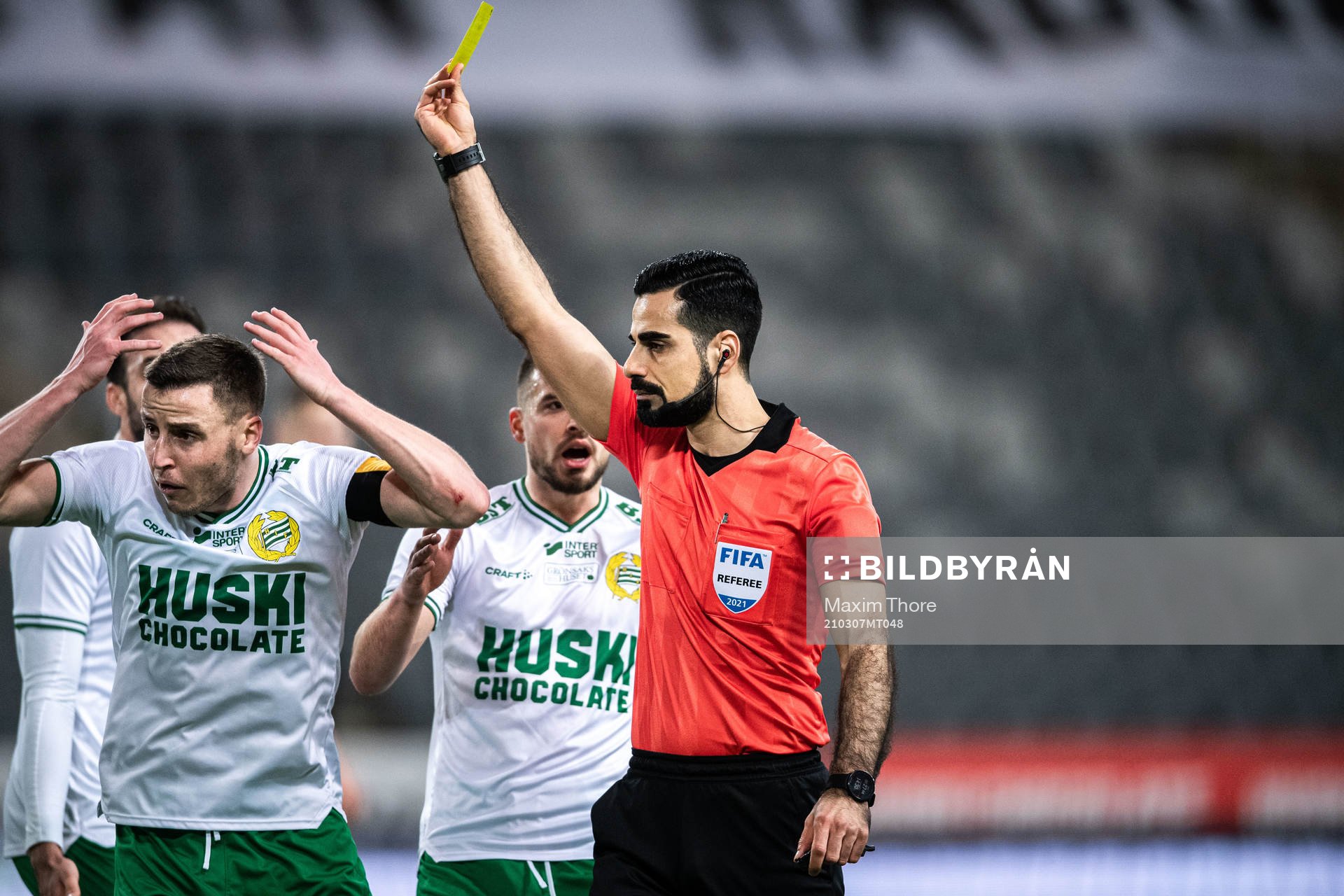 Hammarbys Jeppe Andersen får gult kort av domare Mohammed