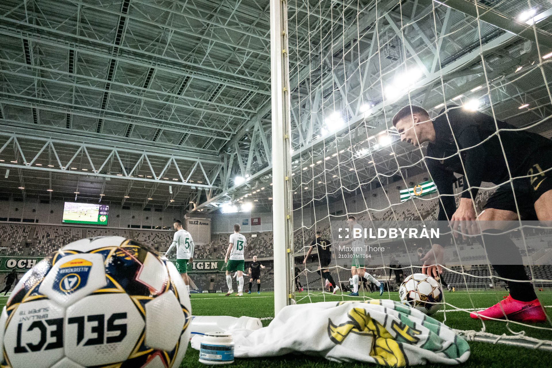 s Bojan Radulovic hämtar bollen ur mål