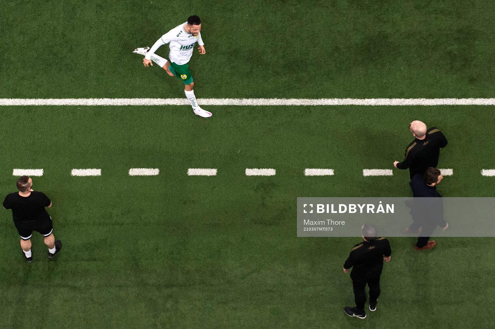 Hammarbys Mohanad Jeahze jublar efter att Akinkunmi Amoo (ej i bild) gjort 1-0 framför AIK:s bänk och tränare Bartosz Grzelak samt assisterande tränare Andreas Janmyr under fotbollsmatchen i Svenska Cupen mellan Hammarby och AIK den 7 mars 2021 i Stockholm.