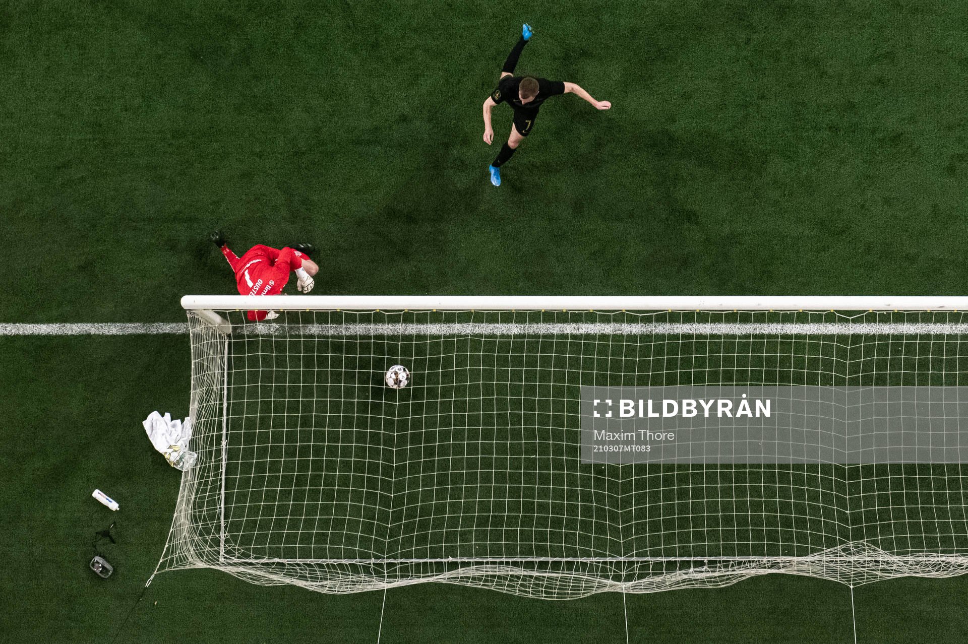 s Sebastian Larsson hämtar bollen i mål