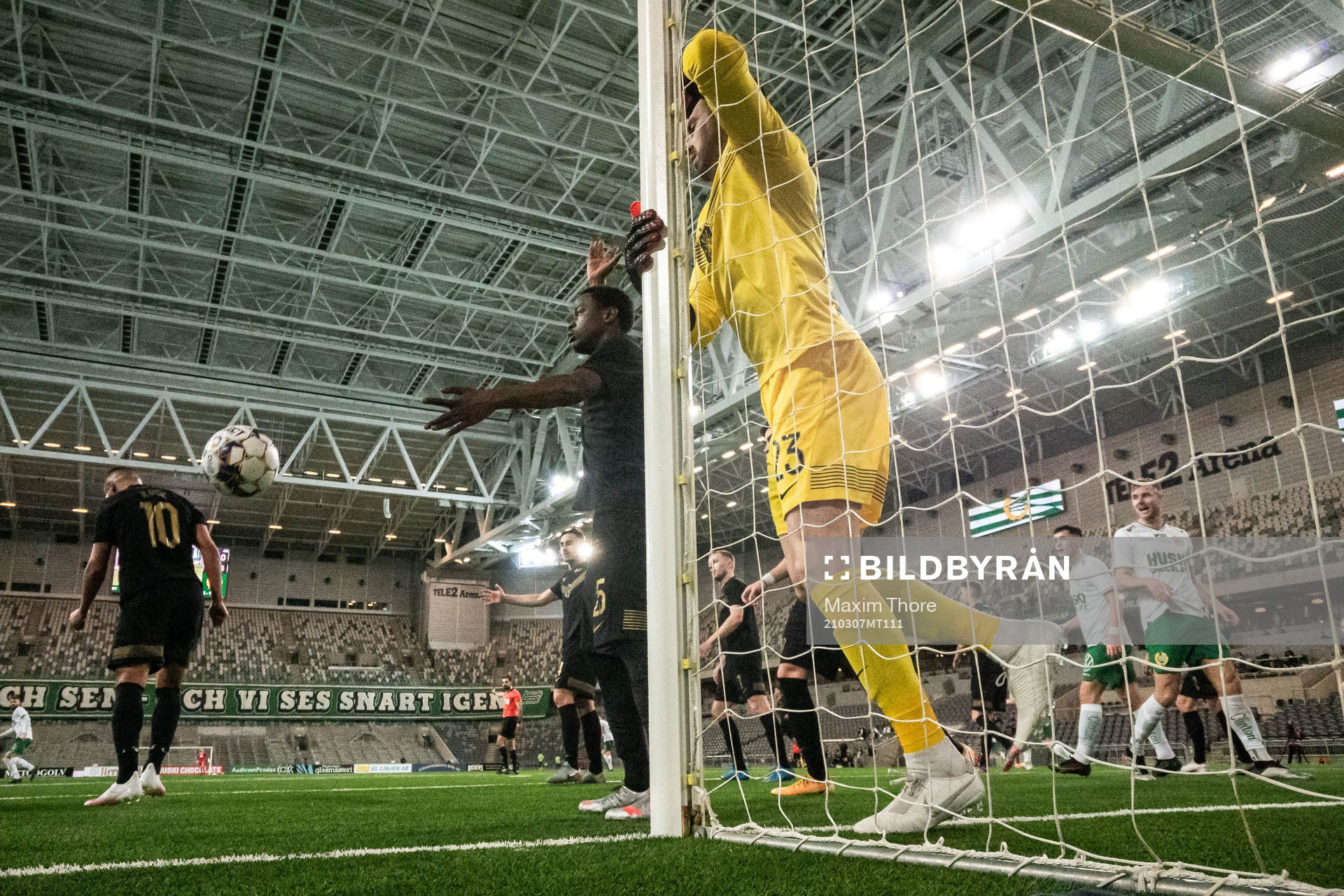 s målvakt Budimir Janošević med en räddning