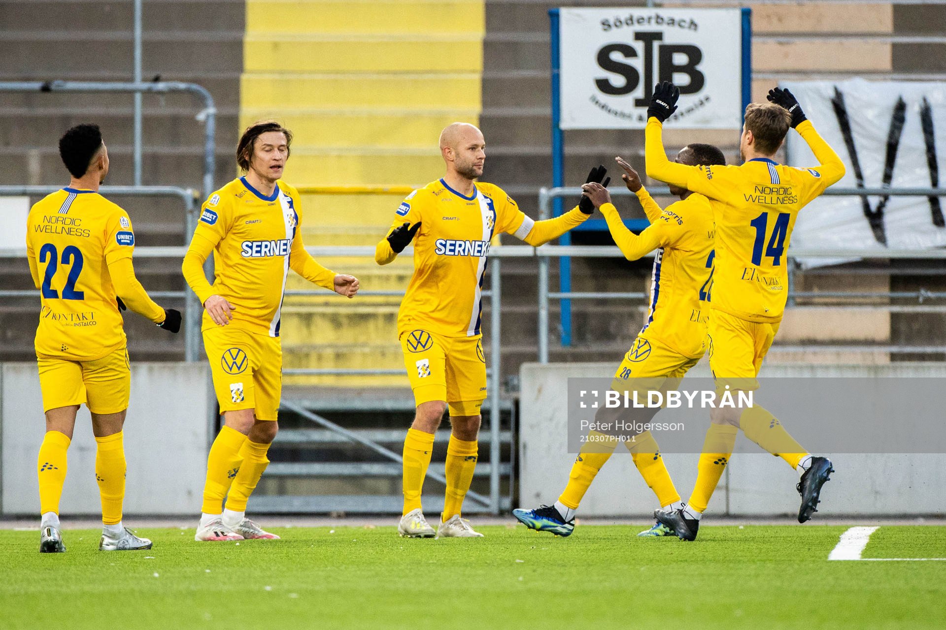 IFK Göteborgs Robin Söder jublar med lagkamrater efter 0-1 under fotbollsmatchen i Svenska Cupen mellan IFK Norrköping och IFK Göteborg den 7 mars 2021 i Norrköping.
