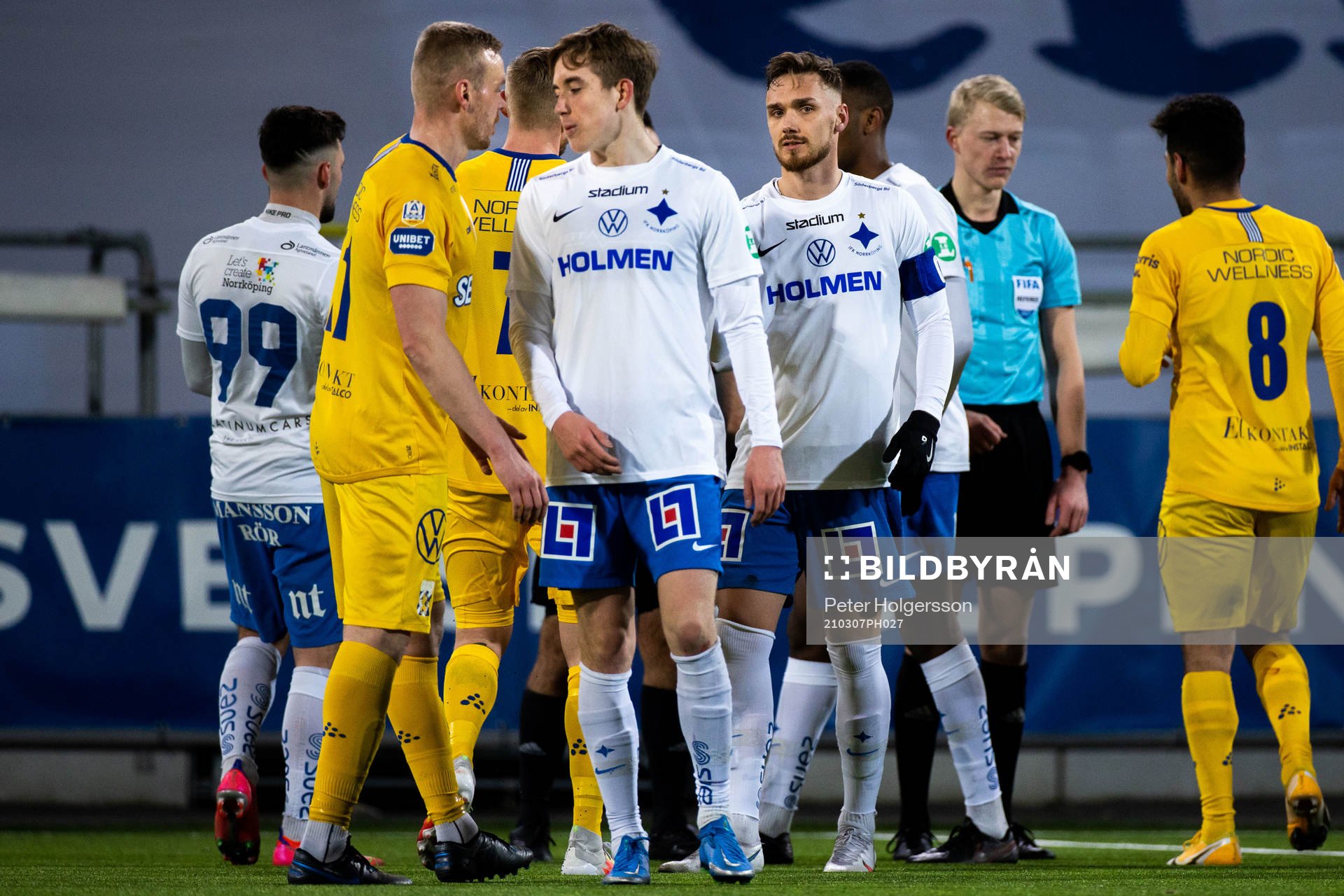 IFK Göteborgs och IFK Norrköpings spelare i samtal efter fotbollsmatchen i Svenska Cupen mellan IFK Norrköping och IFK Göteborg den 7 mars 2021 i Norrköping.