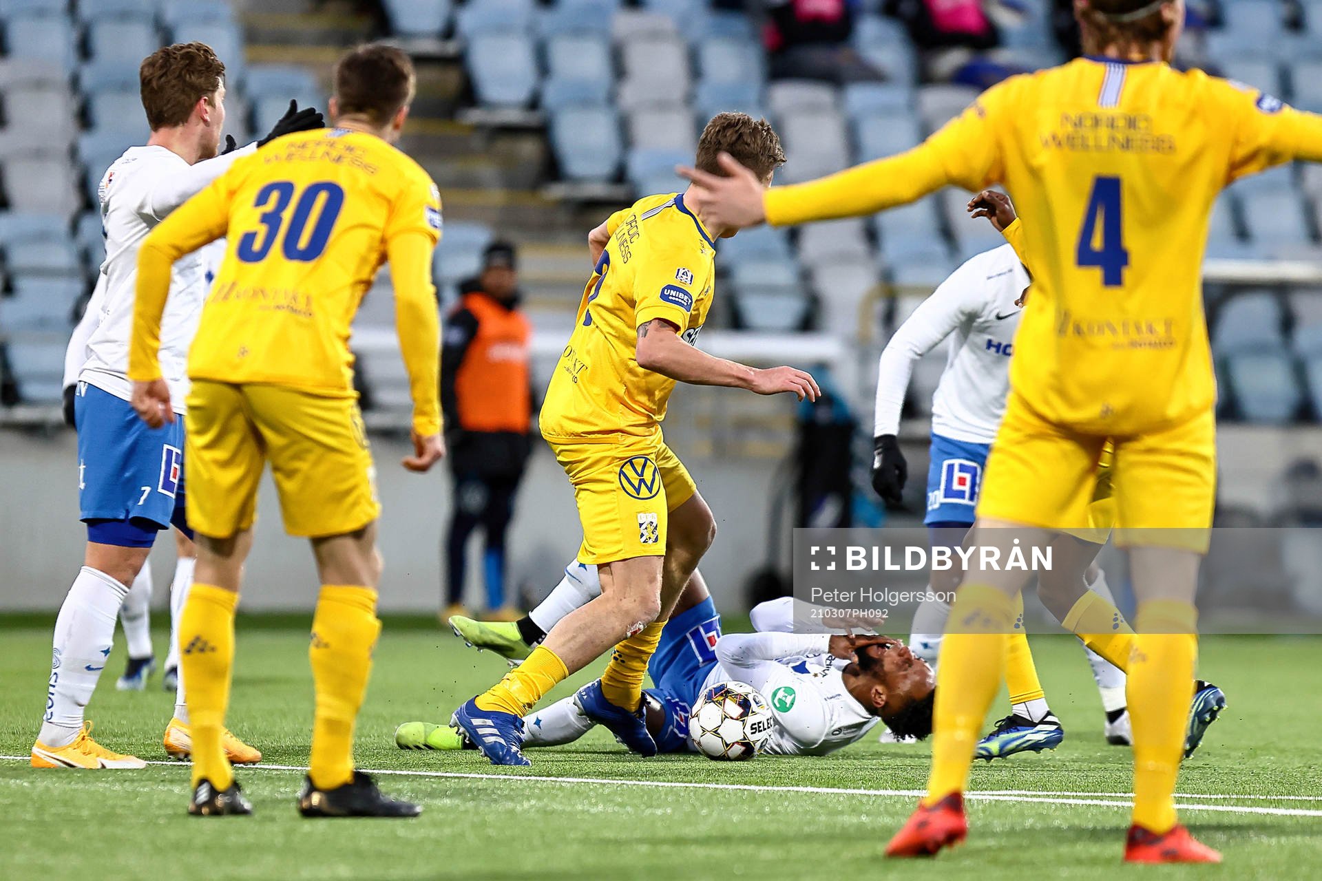 IFK Norrköpings Samuel Adegbenro ligger