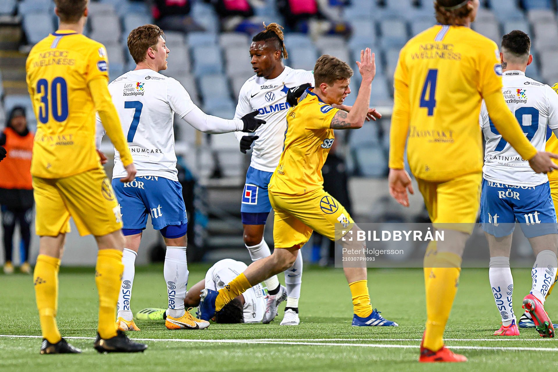 IFK Norrköpings Samuel Adegbenro ligger och IFK Göteborgs