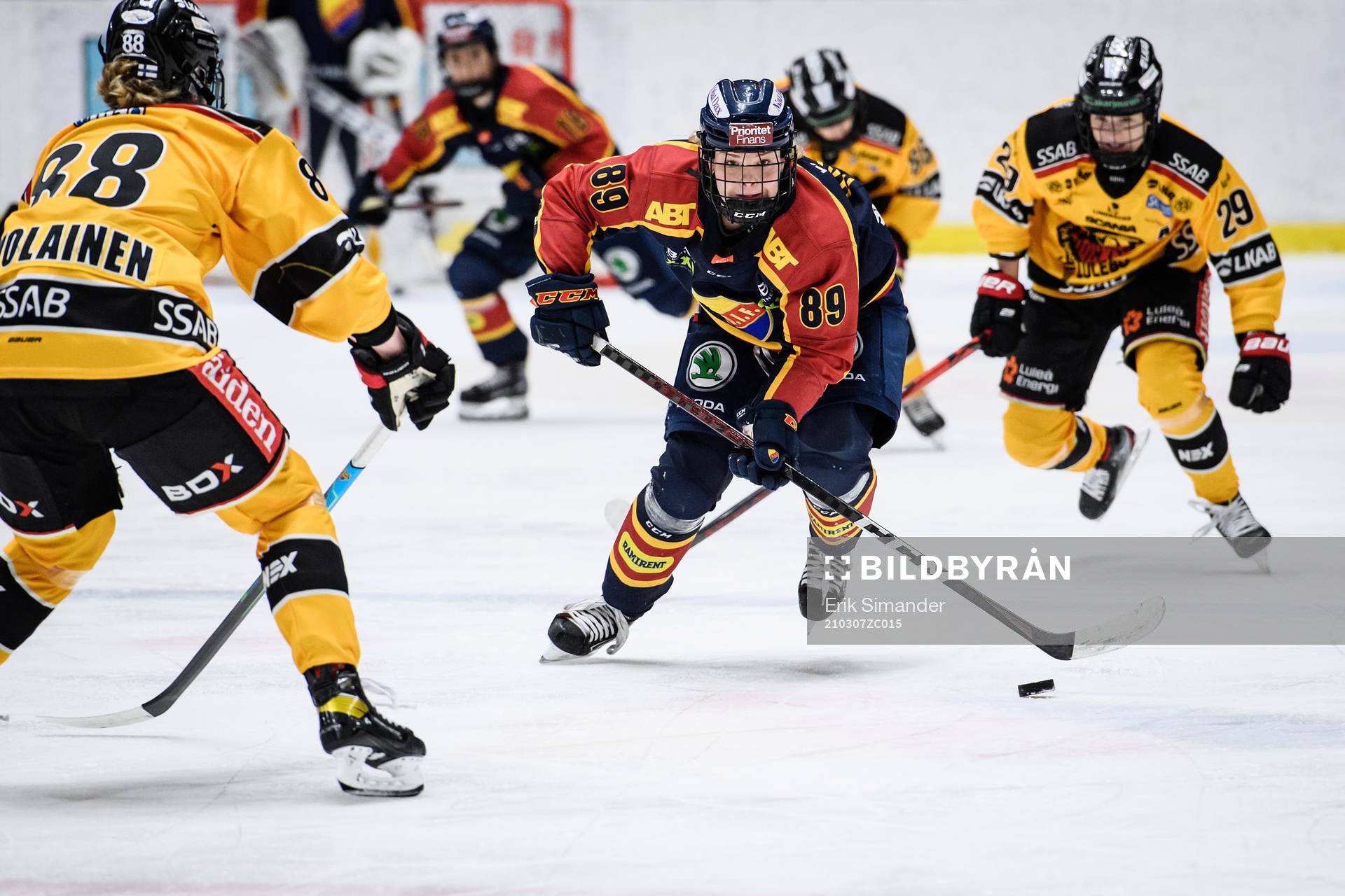 Djurgårdens Nicole Hall för pucken framåt