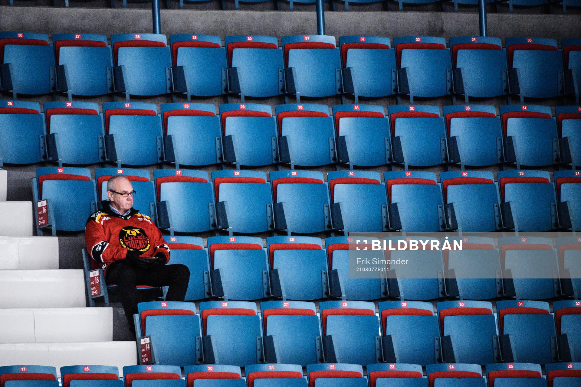 Ett ensamt Luleå-fan på läktaren