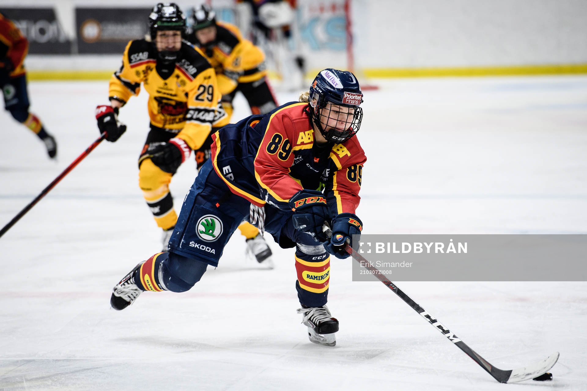 Djurgårdens Nicole Hall för pucken framåt